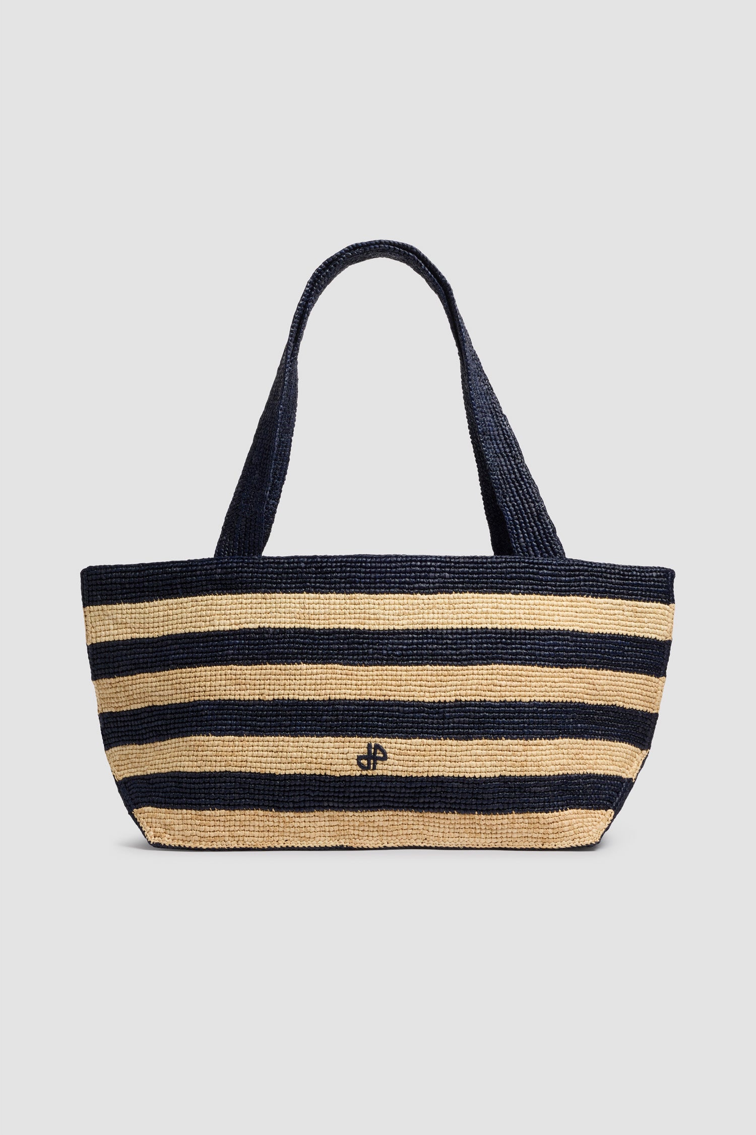 Patou - ラフィア ラージ トラペーズ トートバッグ - Offshore Stripes - ネイビー＆ベージュカラーのストライプ ラージサイズのトートバッグ。ラフィア素材。ネイビーブルーカラーのハンドル。JPロゴの刺しゅう入り。