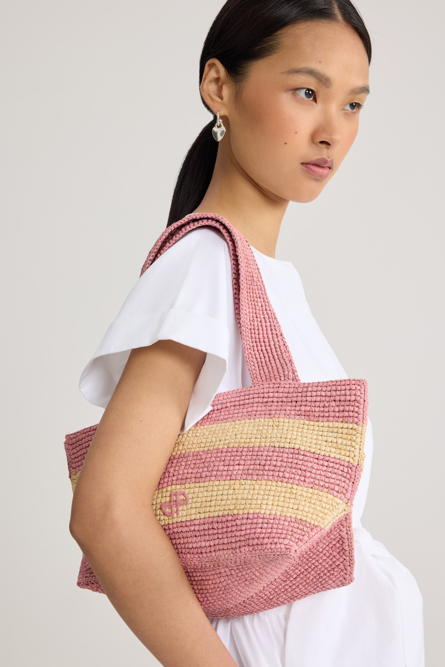 Patou - Borsa Shopping a Trapezio PM in Rafia - Bougainvillea Stripes - Borsa shopping piccola a righe rosa e gialle. Materiale in rafia. Manici rosa.