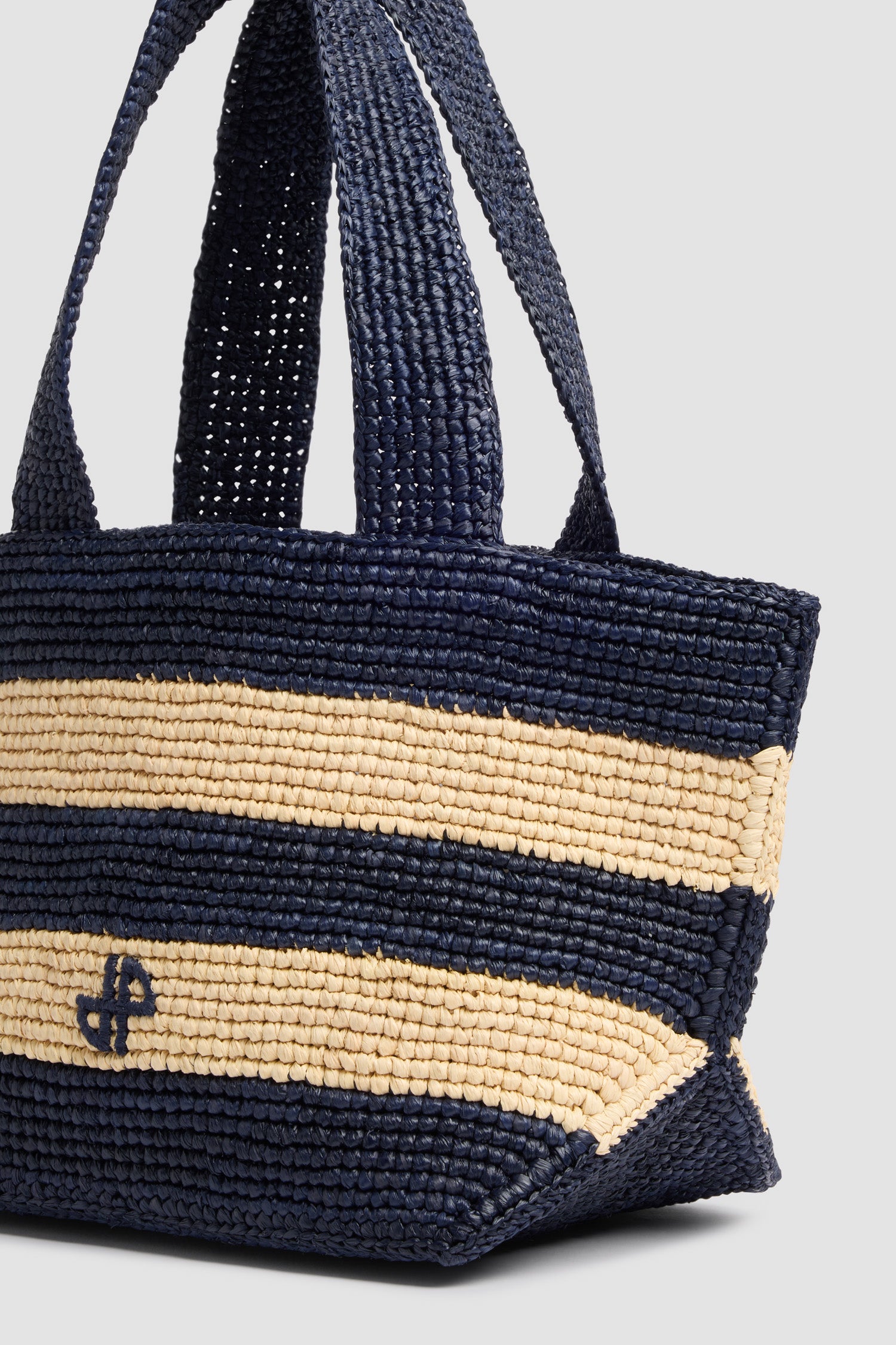 Patou - Sac Cabas Trapèze PM en Raphia - Offshore Stripes - Petit sac cabas rayé bleu marine et beige. Matière en raphia. Anses bleu marine. Logo JP brodé.