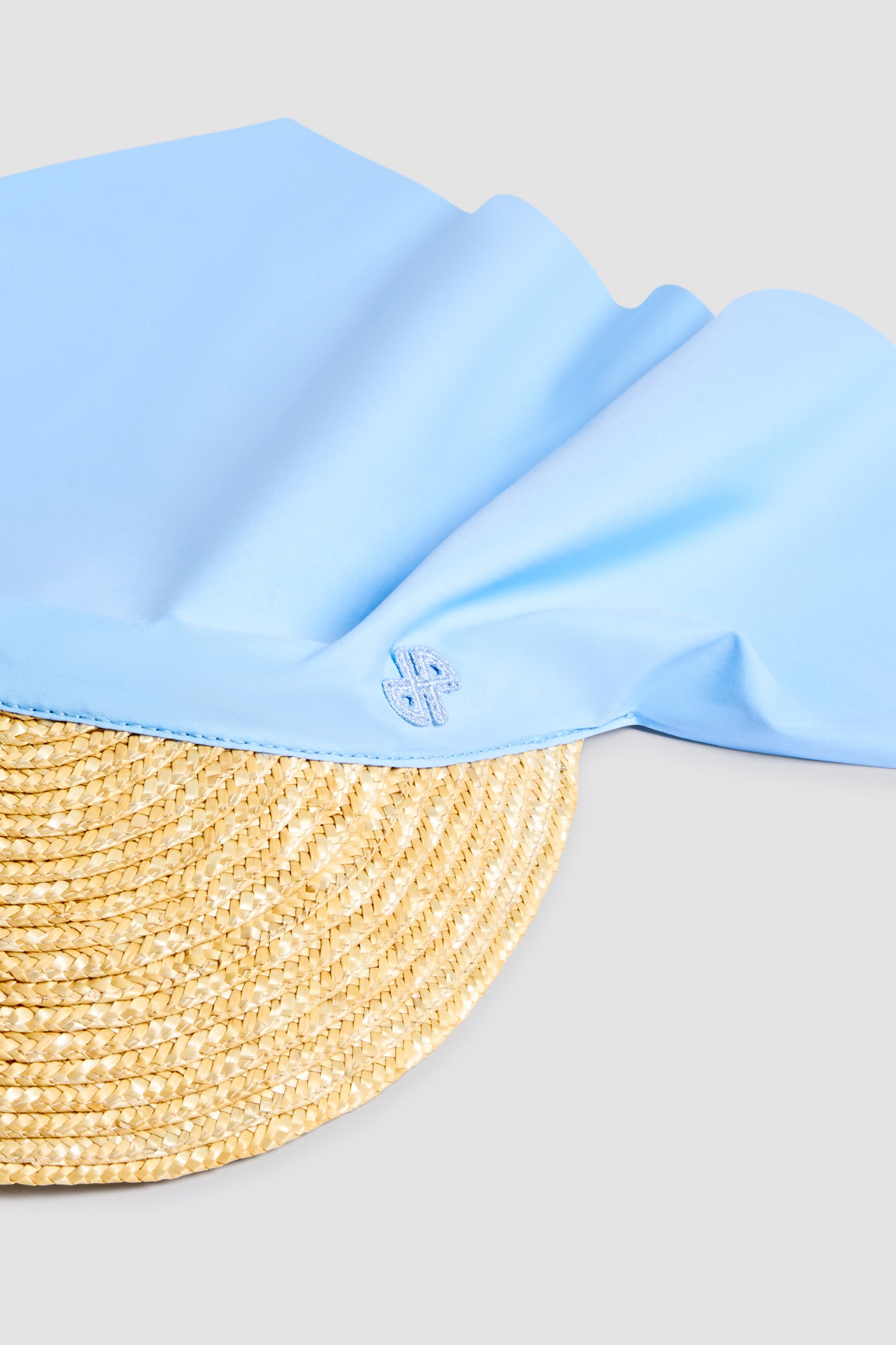 Patou - Baumwoll-Schal-Kappe - Riviera Blue - Hellblaue Schal-Kappe. Material aus Baumwolle. Gesticktes Logo.