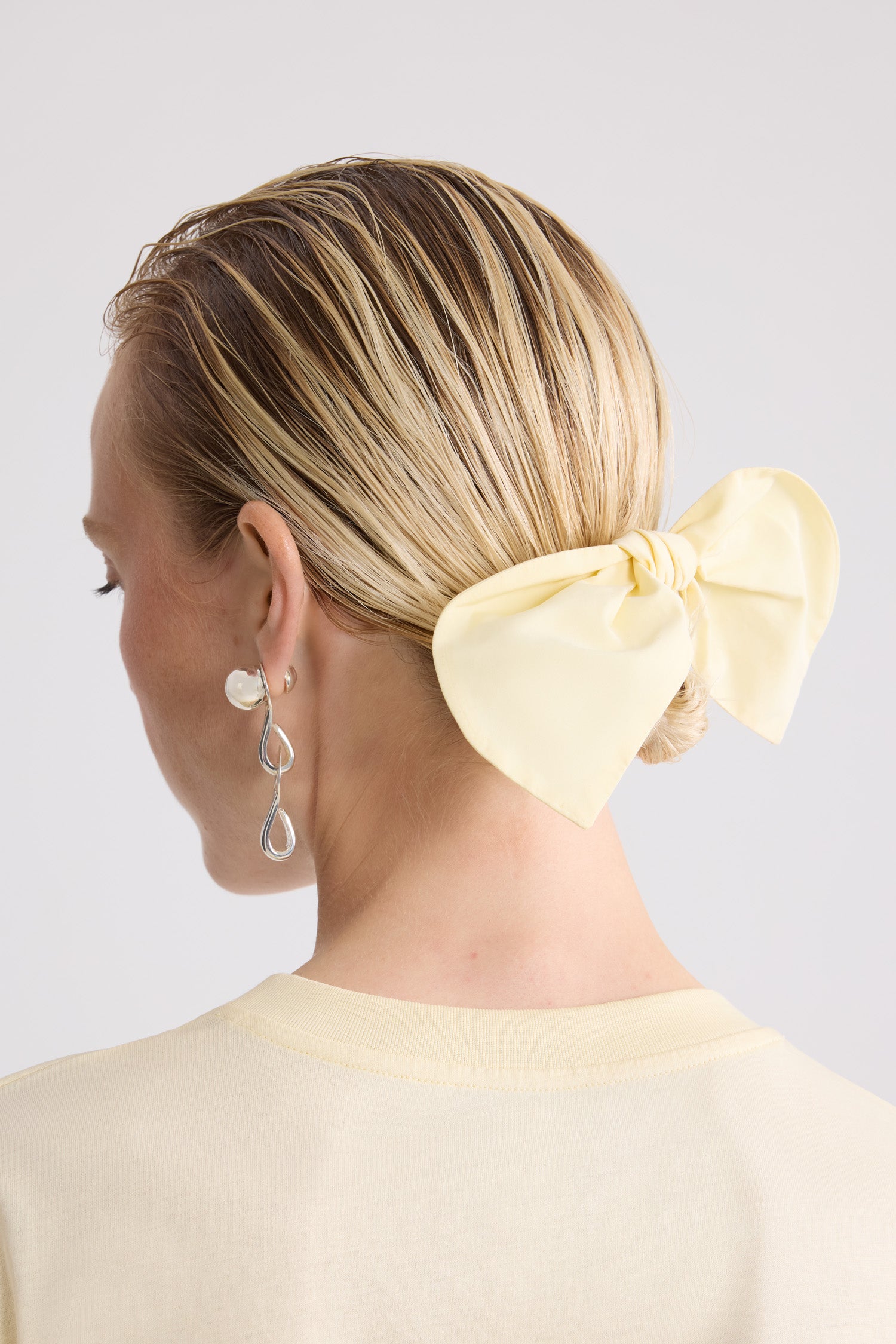 Patou - Geknoteter Haargummi aus Polyester - Citrus Blossom - Gelber Polyester-Haargummi mit strukturiertem Knoten. Haarschmuck.