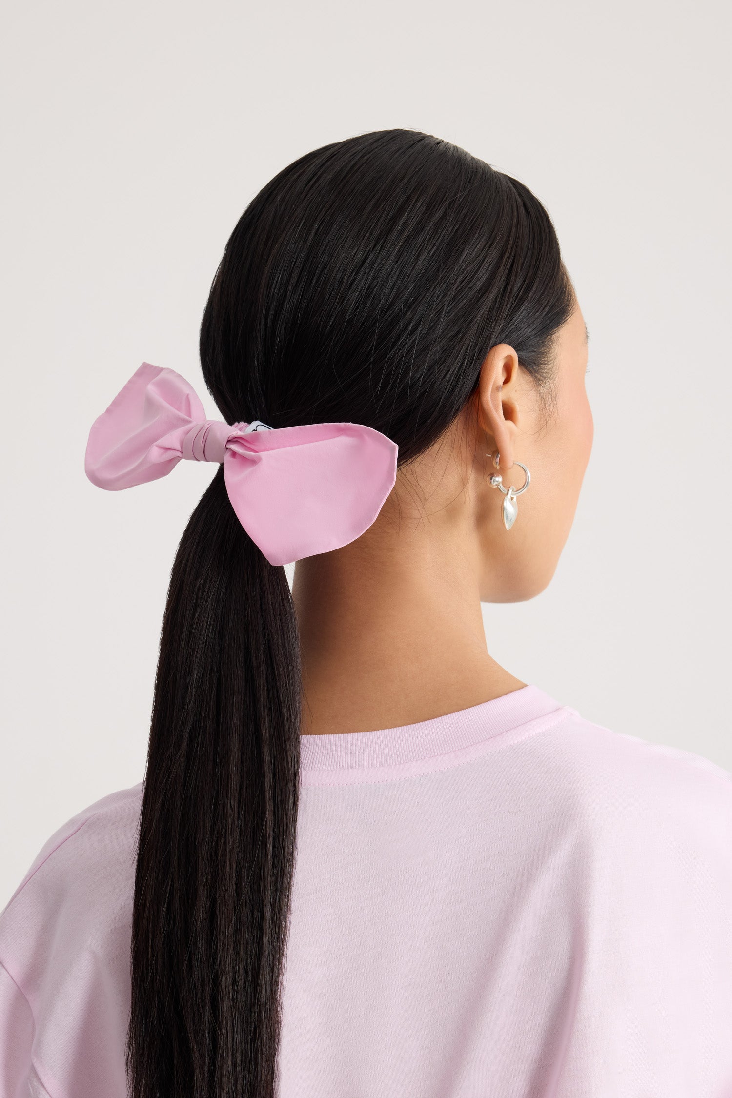 Patou - Geknoteter Haargummi aus Polyester - Primrose Pink - Rosa Polyester-Haargummi mit strukturiertem Knoten. Haarschmuck.