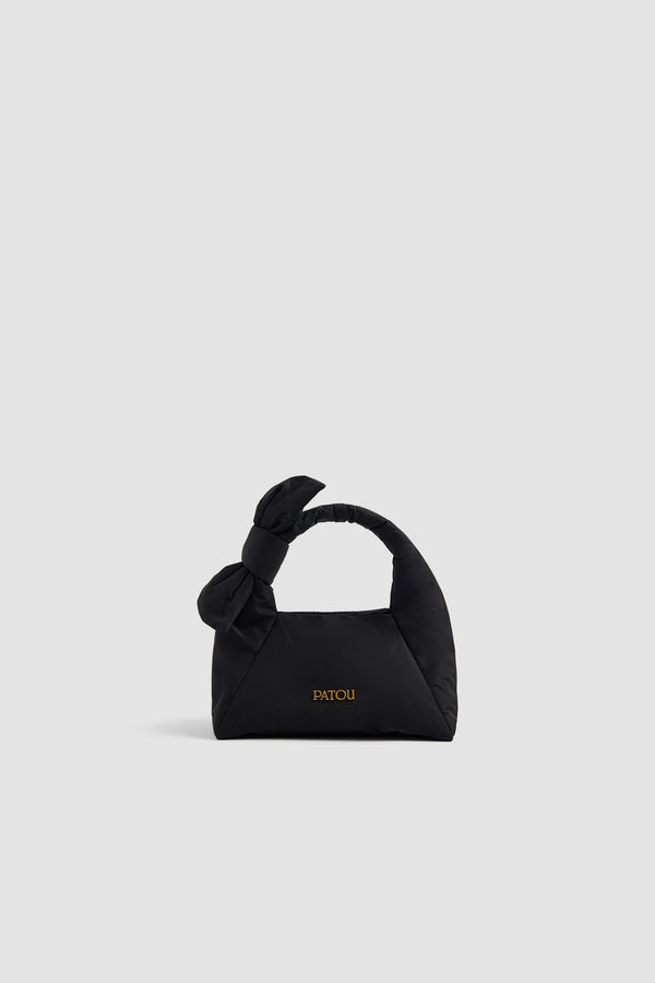 Patou - リサイクルポリエステルのノットバッグ - Black - ブラックのリサイクルポリエステルバッグ。やわらかなフォルム。短いハンドル。ノットディテール。キルティングのボリューム。フロントにPatouロゴ。