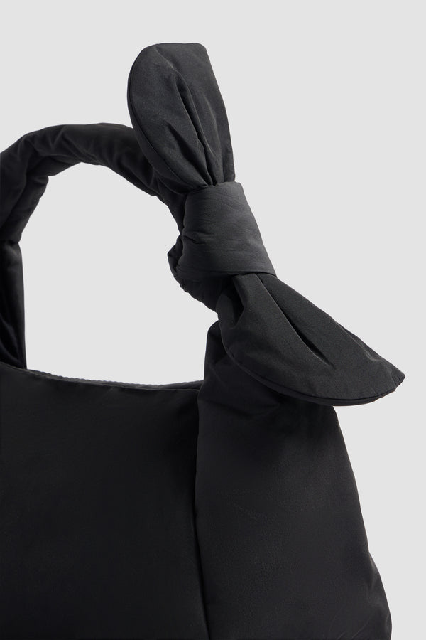 Patou - リサイクルポリエステルのノットバッグ - Black - ブラックのリサイクルポリエステルバッグ。やわらかなフォルム。短いハンドル。ノットディテール。キルティングのボリューム。フロントにPatouロゴ。