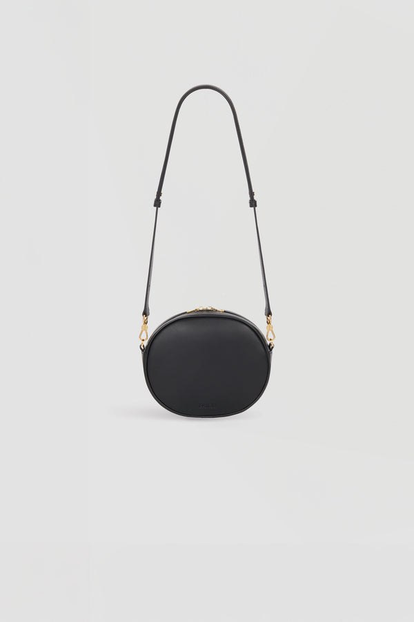 Patou - 쉬어링 &amp; 가죽 르 JP 백 - Anthracite - 세상을 갈망하며 짊어질 사랑스러운 새 얼굴.안트라사이트 그레이 시어링 및 가죽 핸드백. 사용되지 않은 고품질 가죽 하이드로 제작된 가죽 부품. 사용되지 않은 쉬어링 소재. 40점 한정 생산 리미티드 에디션. 폼 패딩 3D JP 모노그램이 돋보이는 앞면의 오벌 셰이프. 뒷면의 파투 엠보싱 로고 장식. 투웨이 지퍼 잠금. 내부 싱글 포켓. 길이 조절 및 탈부착이 가능한 스트랩. 골드 톤 메탈 장식 에코 내부 마감.사이즈: 21cm(길이), 18cm(높이), 7cm(깊이) 사이즈 조절 가능한 스트랩: 66cm-110cm