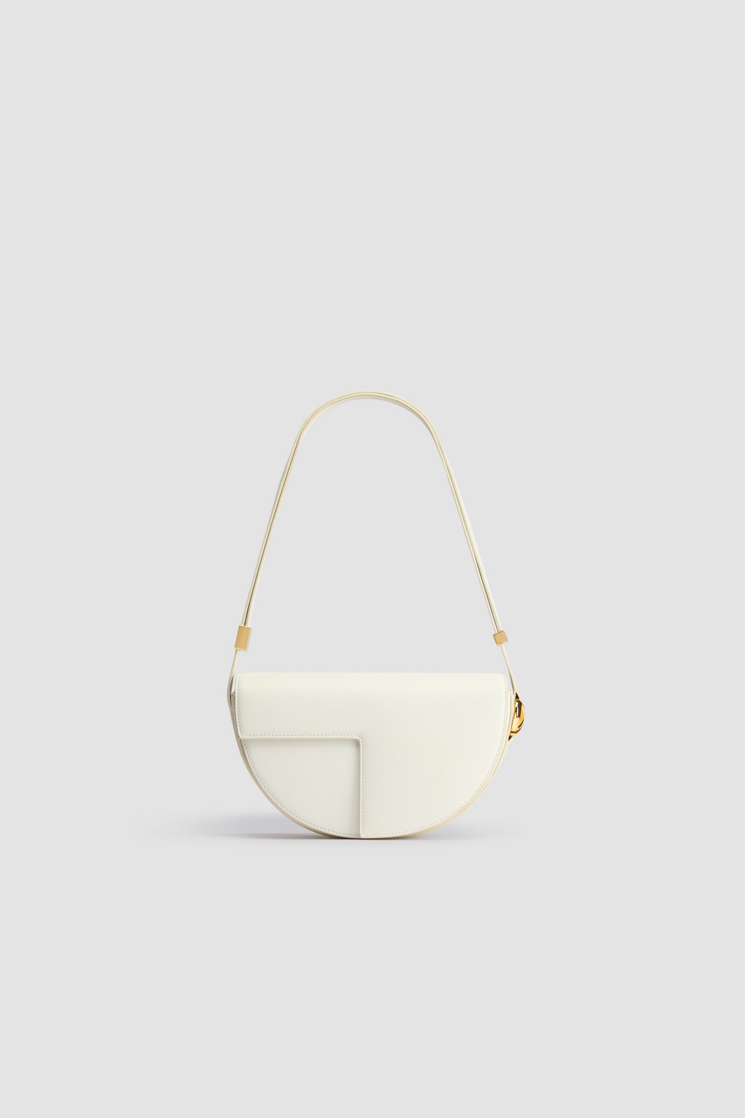 Patou - Borsa Le Patou in pelle - Angora - Borsa in pelle bianco angora. Forma a mezzaluna con tagli geometrici ispirati al monogramma JP. Pezzi in metallo oro con dettaglio JP ispirato a una spilla dell&amp;#39;archivio Jean Patou. Tracolla regolabile che permette di indossarla in più modi: in spalla, crossbody o a mano. Chiusura magnetica con dettaglio JP oro. Compartimenti interni multipli. Fodera in ecocamoscio.Dimensioni : lunghezza: 25 cm; altezza: 15 cm; larghezza: 6 cmTracolla regolabile con tre lunghezze: 47 cm (sulla spalla), 36 cm (crossbody), 28 cm (a mano).