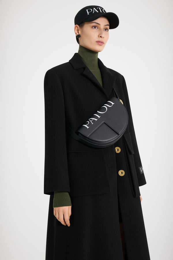 Patou - 르 파투 백 - Black and White - 업사이클링 가죽 소재로 제작된 르 파투 백. 블랙 컬러의 가죽 소재. 사용되지 않은 가죽 하이드로 만든 특수 소재만을 사용하여 제작된 백. 120점 한정 생산 리미티드 에디션. JP 모노그램에서 영감을 받은 기하학적 컷아웃이 돋보이는 반원형 실루엣. 화이트 파투 레터링 로고. 측면의 JP 모노그램 디테일 골드 톤 하드웨어. 사이즈 조절 가능한 스트랩을 활용하여 숄더백, 크로스백, 클러치로 다양하게 착용 가능. Patou가 새겨진 하드웨어. 골드 톤 JP 디테일의 자석 잠금장치. 여러 내부 수납공간. 에코 내부 마감.길이: 25 cm높이: 15 cm폭: 6 cm3가지 길이의 사이즈 조절 가능한 스트랩: 47Cm(숄더백), 36cm(크로스백), 28cm(핸드백)