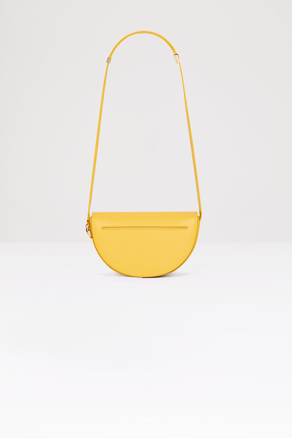 Patou - 르 파투 백 - Sun - 썬 옐로우 컬러의 가죽 소재. 사용되지 않은 가죽 하이드에서 지속가능한 방식으로 공급된 독특한 소재로 제작된 리미티드 에디션. 60 개 한정 리미티드 에디션.JP 모노그램에서 영감을 받은 기하학적 컷아웃이 돋보이는 반원형 실루엣. 측면의 JP 모노그램 디테일 골드 톤 하드웨어. 길이 조절 가능한 스트랩으로 숄더백, 크로스백, 또는 토트백 스타일로 연출 가능.  골드 톤 JP 디테일의 자석 잠금장치. 여러 내부 수납공간. 내부 마감: 스웨이드.길이: 25 cm높이: 15 cm폭: 6 cm3가지 길이의 사이즈 조절 가능한 스트랩: 47Cm(숄더백), 36cm(크로스백), 28cm(핸드백)