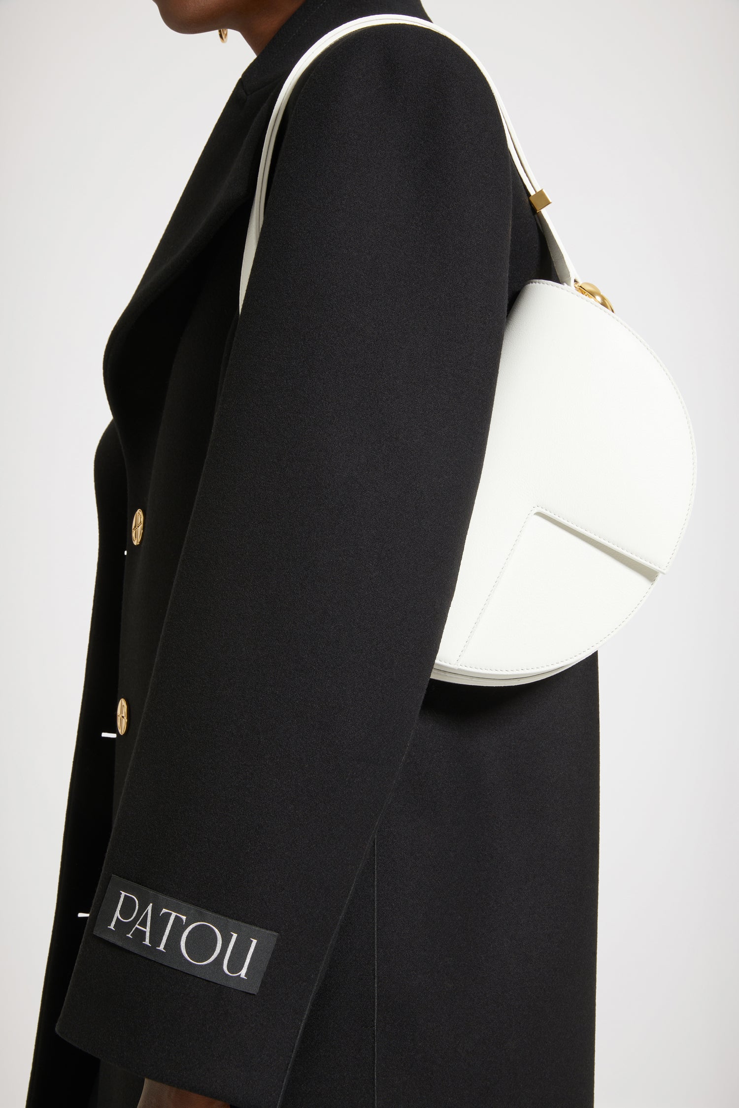 Patou - Borsa Le Patou - Avalanche - Conosci Le Patou? La borsa cult in tutti i colori che ami di più.Borsa in pelle bianco neve. Realizzata con pellami recuperati dal ciclo di produzione. Edizione limitata e numerata di 60 esemplari. Forma a mezzaluna con tagli geometrici ispirati al monogramma JP. Pezzi in metallo oro con dettaglio JP ispirato a una spilla dell&amp;#39;archivio Jean Patou. Tracolla regolabile che permette di indossarla in più modi: in spalla, crossbody o a mano. Chiusura magnetica con dettaglio JP oro. Compartimenti interni multipli. Fodera in ecocamoscio.Dimensioni : lunghezza: 25 cm; altezza: 15 cm; larghezza: 6 cmTracolla regolabile con tre lunghezze: 47 cm (sulla spalla), 36 cm (crossbody), 28 cm (a mano).
