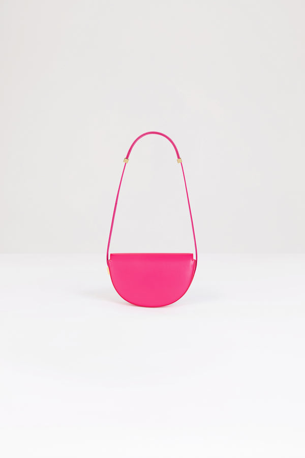 Patou - 르 쁘띠 파투 가죽 백 - Fuschia - 작은 사이즈로 제작된 파투의 시그니처 파투 백.푸시아 핑크 컬러의 가죽 소재. 사용되지 않은 가죽 하이드로 만든 특수 소재만을 사용하여 제작된 백. 120점 한정 생산 리미티드 에디션. JP 모노그램에서 영감을 받은 기하학적 컷아웃이 돋보이는 반원형 실루엣. 측면의 Patou가 새겨진 골드 톤 하드웨어. 길이 조절 가능한 스트랩으로 숄더백, 크로스백, 또는 토트백 스타일로 연출 가능. 골드 톤 JP 디테일의 자석 잠금. 내부 수납공간. 에코 내부 마감.사이즈: 20cm(길이), 13cm(높이), 5cm(깊이)