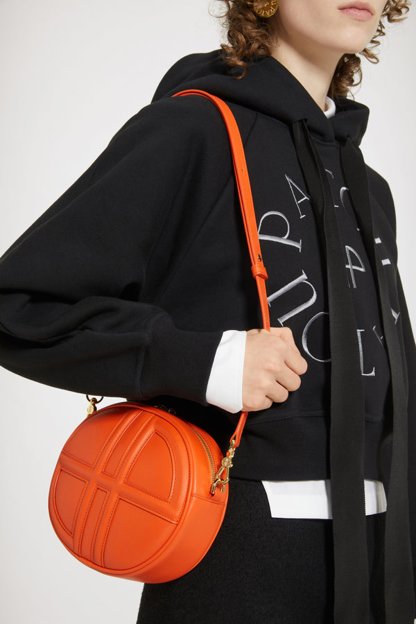 Patou - JP 가죽 백 - Marigold - 세상을 갈망하며 짊어질 사랑스러운 새 얼굴.마리골드 오렌지 컬러 가죽 소재. 사용되지 않은 가죽 하이드로 만든 특수 소재만을 사용하여 제작된 백. 20점 한정 생산 리미티드 에디션. 폼 패딩 3D JP 모노그램이 돋보이는 앞면의 오벌 셰이프. 뒷면의 파투 엠보싱 로고 장식. 투웨이 지퍼 잠금. 내부 싱글 포켓. 길이 조절 및 탈부착이 가능한 스트랩. 골드 톤 메탈 장식 에코 내부 마감.사이즈: 21cm(길이), 18cm(높이), 7cm(깊이) 사이즈 조절 가능한 스트랩: 66cm-110cm