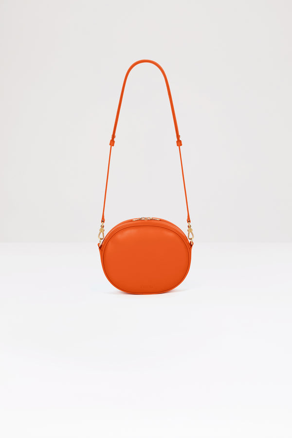 Patou - JP 가죽 백 - Marigold - 세상을 갈망하며 짊어질 사랑스러운 새 얼굴.마리골드 오렌지 컬러 가죽 소재. 사용되지 않은 가죽 하이드로 만든 특수 소재만을 사용하여 제작된 백. 20점 한정 생산 리미티드 에디션. 폼 패딩 3D JP 모노그램이 돋보이는 앞면의 오벌 셰이프. 뒷면의 파투 엠보싱 로고 장식. 투웨이 지퍼 잠금. 내부 싱글 포켓. 길이 조절 및 탈부착이 가능한 스트랩. 골드 톤 메탈 장식 에코 내부 마감.사이즈: 21cm(길이), 18cm(높이), 7cm(깊이) 사이즈 조절 가능한 스트랩: 66cm-110cm