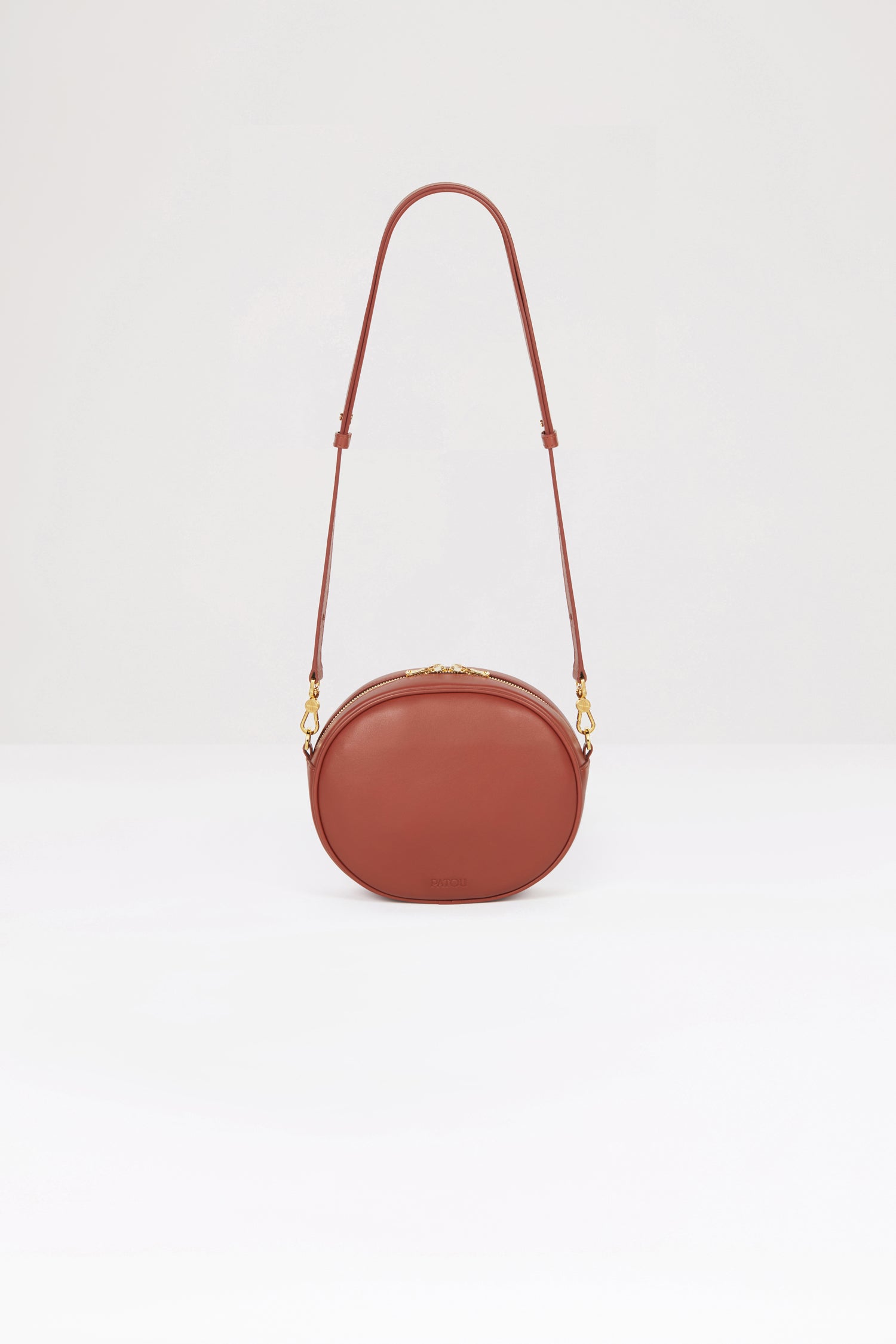 Patou - Le JP Tasche aus Leder - Maya Mountain - Ein heiß begehrter Neuzugang, der Sie überall hin begleitet.Handtasche aus Leder in Maya-Mountain-Braun. Gefertigt aus einzigartigen Materialien, die aus unverwendeten hochwertigen Lederhäuten gewonnen wurden. 60 nummerierte Exemplare in limitierter Auflage. Ovale Form mit einem schaumstoffgefütterten 3D-JP-Monogramm auf der Vorderseite. Eingeprägtes Patou Logo hinten. Zwei-Wege-Reißverschluss. Einzelne Innentasche. Abnehmbarer und verstellbarer Riemen. Goldfarbene Metallelemente. Öko-Futter.Maße: 21 cm (Länge), 18 cm (Höhe), 7 cm (Tiefe)Verstellbarer Riemen: 66–110 cm