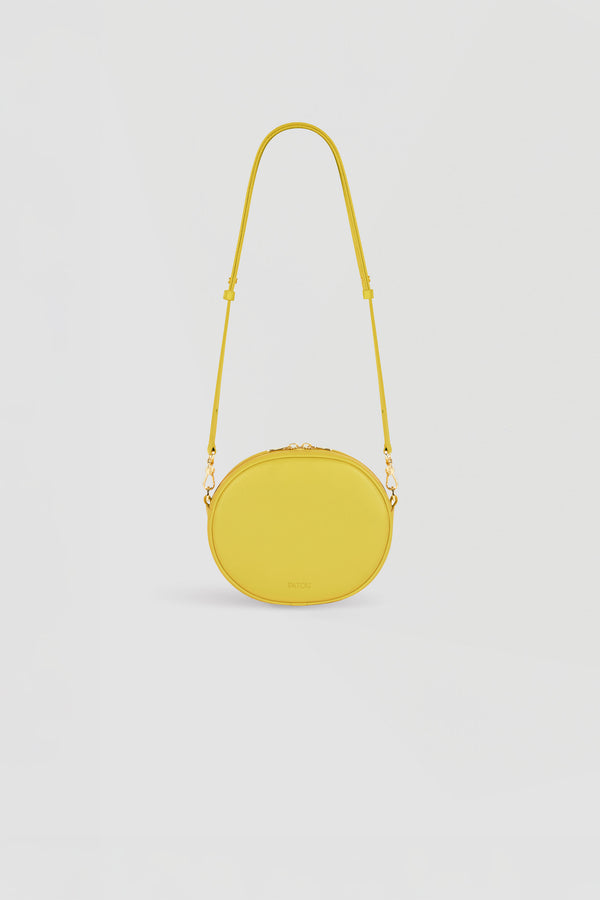 Patou - 가죽 JP 백 - Yellow - 세상을 갈망하며 짊어질 사랑스러운 새 얼굴.옐로우 컬러의 가죽 소재. 사용되지 않은 가죽 하이드로 만든 특수 소재만을 사용하여 제작된 백. 40점 한정 생산 리미티드 에디션. 폼 패딩 3D JP 모노그램이 돋보이는 앞면의 오벌 쉐입. 뒷면의 Patou 엠보싱. 투웨이 지퍼 잠금. 내부 싱글 포켓. 길이 조절 및 탈부착이 가능한 스트랩. 골드 톤 하드웨어. 에코 내부 마감.사이즈: 21cm(길이), 18cm(높이), 7cm(깊이)조절 가능한 스트랩: 66cm-110cm