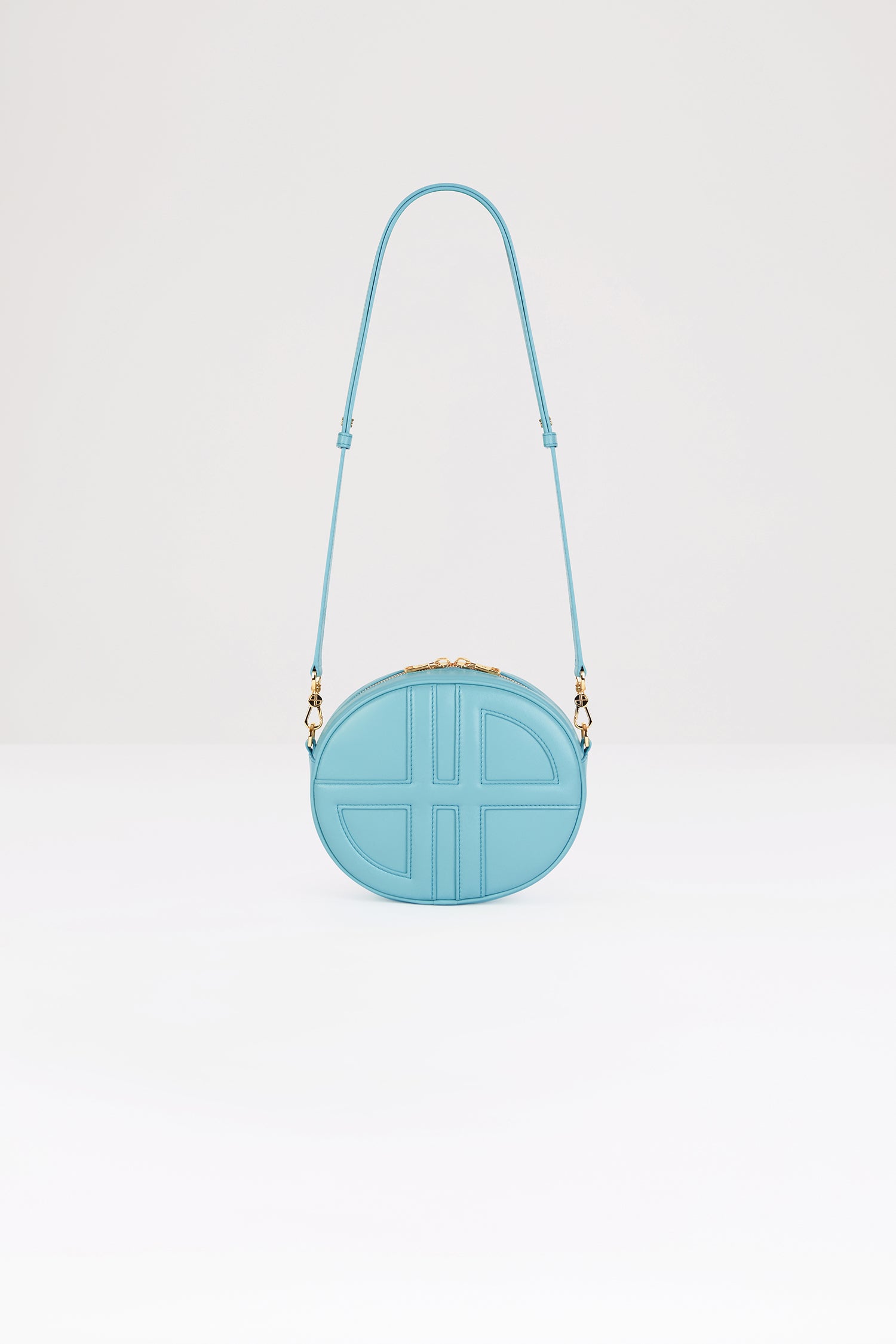 Patou - Le JP bag in leather - Blue Jewel - A darling newcomer to covet and carry the world over.Blue Jewel leather handbag. Crafted using unique materials sourced from unused high-quality leather hides. 60 limited numbered edition. Oval shape with a foam-padded 3D JP monogram at the front. Embossed Patou at the back. Two-way zip fastening. Single inside pocket. Detachable and adjustable strap. Gold-tone hardware. Eco lining.Measures: 21 cm (length), 18 cm (height), 7 cm (depth)Adjustable strap: 66 cm-110 cm