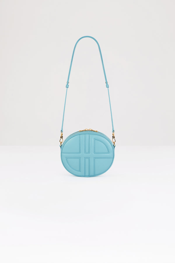 Patou - 가죽 JP 백 - Blue Jewel - 세상을 갈망하며 짊어질 사랑스러운 새 얼굴.블루 주얼 컬러의 가죽 소재. 사용되지 않은 가죽 하이드로 만든 특수 소재만을 사용하여 제작된 백. 60점 한정 생산 리미티드 에디션. 폼 패딩 3D JP 모노그램이 돋보이는 앞면의 오벌 쉐입. 뒷면의 Patou 엠보싱. 투웨이 지퍼 잠금. 내부 싱글 포켓. 길이 조절 및 탈부착이 가능한 스트랩. 골드 톤 하드웨어. 에코 내부 마감.사이즈: 21cm(길이), 18cm(높이), 7cm(깊이)조절 가능한 스트랩: 66cm-110cm