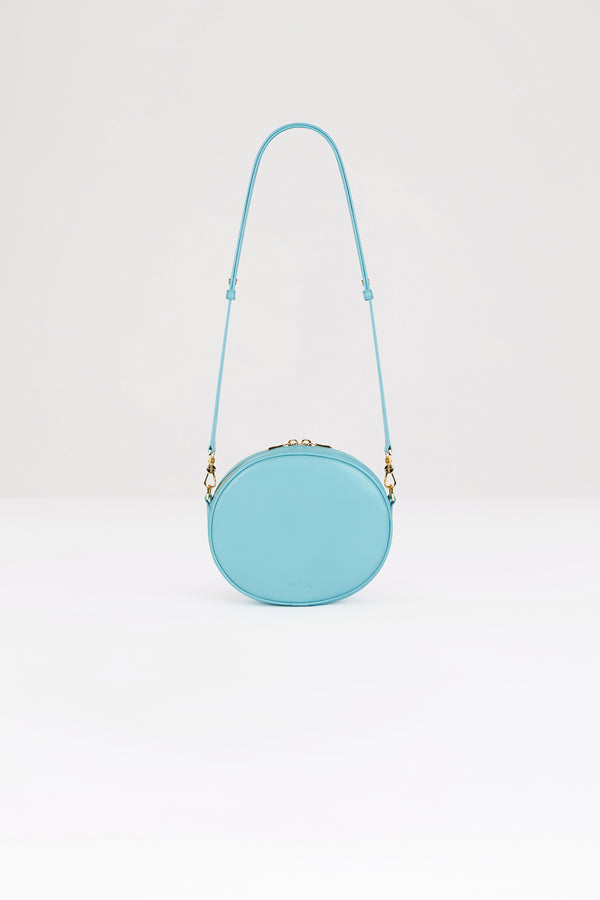 Patou - 가죽 JP 백 - Blue Jewel - 세상을 갈망하며 짊어질 사랑스러운 새 얼굴.블루 주얼 컬러의 가죽 소재. 사용되지 않은 가죽 하이드로 만든 특수 소재만을 사용하여 제작된 백. 60점 한정 생산 리미티드 에디션. 폼 패딩 3D JP 모노그램이 돋보이는 앞면의 오벌 쉐입. 뒷면의 Patou 엠보싱. 투웨이 지퍼 잠금. 내부 싱글 포켓. 길이 조절 및 탈부착이 가능한 스트랩. 골드 톤 하드웨어. 에코 내부 마감.사이즈: 21cm(길이), 18cm(높이), 7cm(깊이)조절 가능한 스트랩: 66cm-110cm