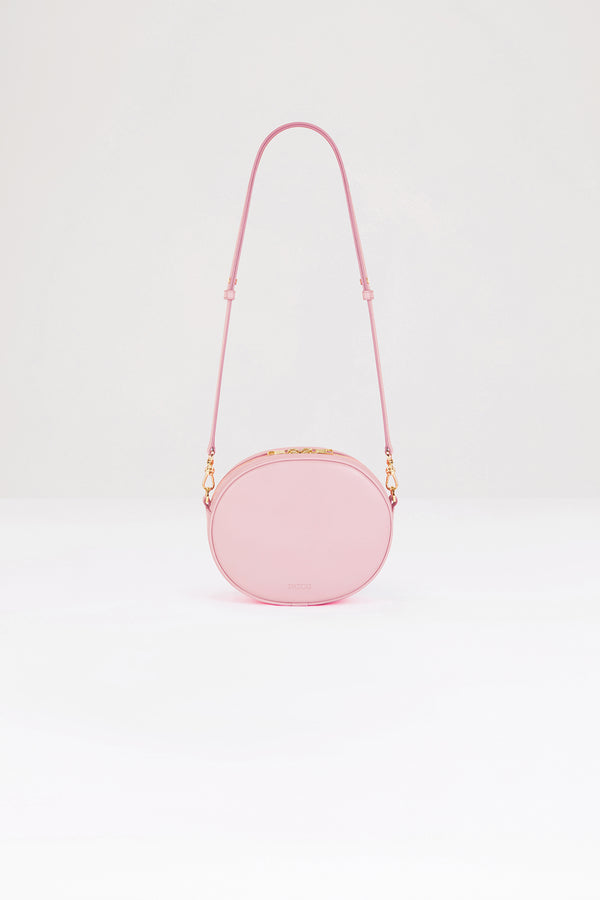 Patou - 가죽 JP 백 - Light Pink - 세상을 갈망하며 짊어질 사랑스러운 새 얼굴.라이트 핑크 컬러의 가죽 소재. 60점 한정 생산 리미티드 에디션. 폼 패딩 3D JP 모노그램이 돋보이는 앞면의 오벌 쉐입. 뒷면의 Patou 엠보싱. 투웨이 지퍼 잠금. 내부 싱글 포켓. 길이 조절 및 탈부착이 가능한 스트랩. 골드 톤 하드웨어. 에코 내부 마감.사이즈: 21cm(길이), 18cm(높이), 7cm(깊이)조절 가능한 스트랩: 66cm-110cm