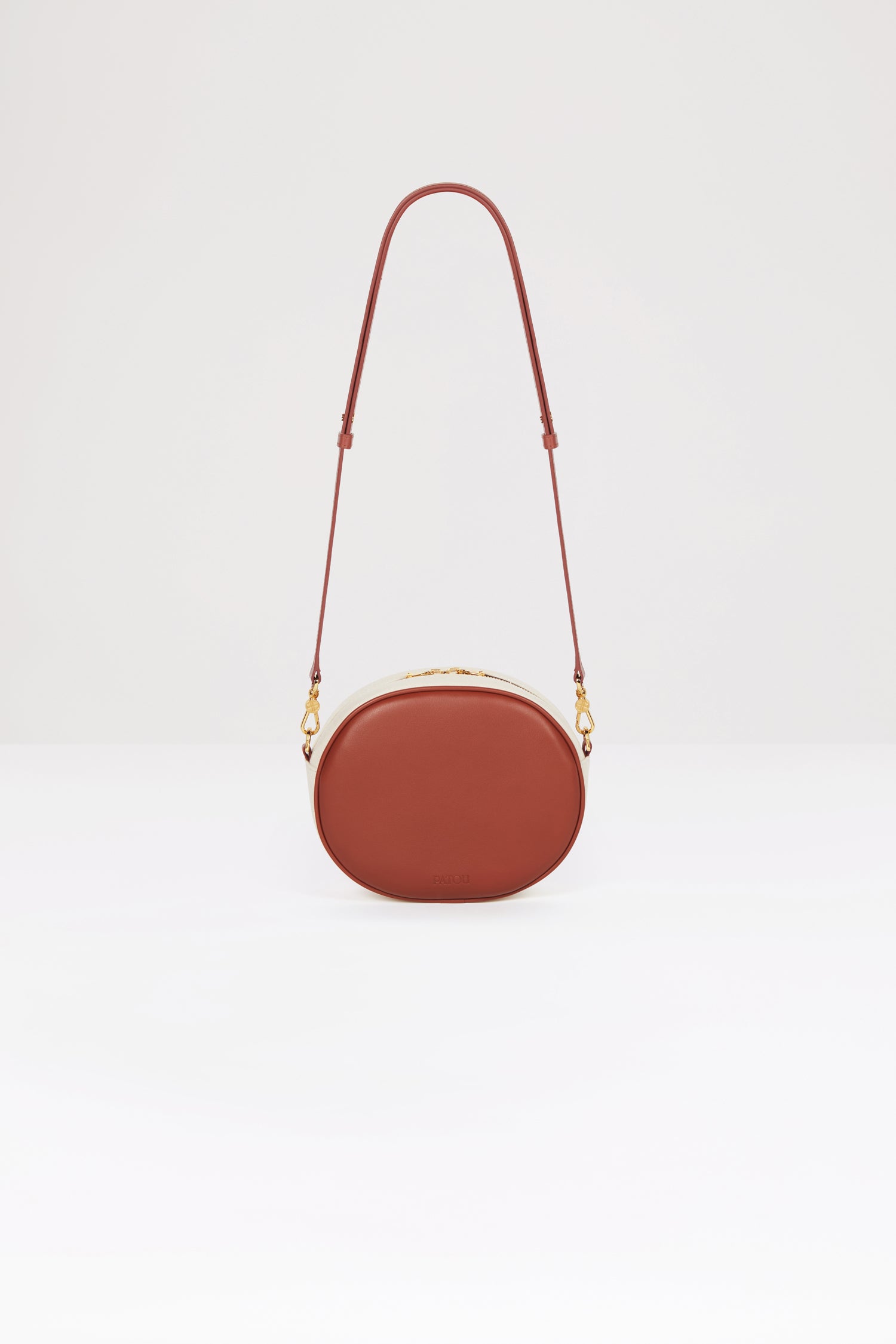 Patou - Le JP bag in recycled cotton and leather - Maya Mountain - A darling newcomer to covet and carry the world over.Maya Mountain brown leather and natural recycled cotton canvas handbag. All leather parts sourced from unused high-quality leather hides. 60 limited numbered edition. Oval shape with a foam-padded 3D JP monogram at the front. Embossed Patou logo at the back. Two-way zip fastening. Single inside pocket. Detachable and adjustable strap. Gold-tone hardware. Eco lining.Measures: 21cm (length), 18cm (height), 7cm (depth)Adjustable strap: 66cm-110cm