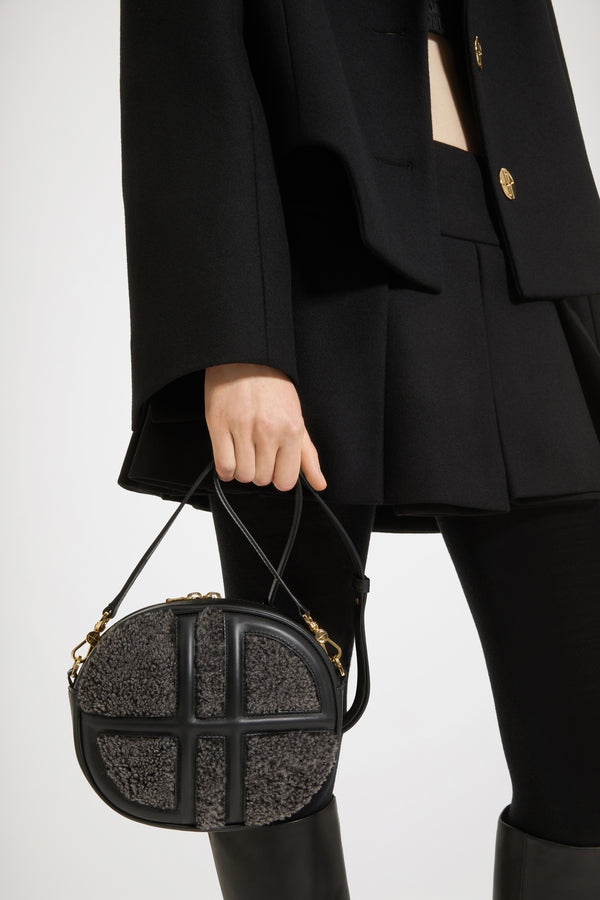 Patou - 쉬어링 &amp; 가죽 르 JP 백 - Anthracite - 세상을 갈망하며 짊어질 사랑스러운 새 얼굴.안트라사이트 그레이 시어링 및 가죽 핸드백. 사용되지 않은 고품질 가죽 하이드로 제작된 가죽 부품. 사용되지 않은 쉬어링 소재. 40점 한정 생산 리미티드 에디션. 폼 패딩 3D JP 모노그램이 돋보이는 앞면의 오벌 셰이프. 뒷면의 파투 엠보싱 로고 장식. 투웨이 지퍼 잠금. 내부 싱글 포켓. 길이 조절 및 탈부착이 가능한 스트랩. 골드 톤 메탈 장식 에코 내부 마감.사이즈: 21cm(길이), 18cm(높이), 7cm(깊이) 사이즈 조절 가능한 스트랩: 66cm-110cm