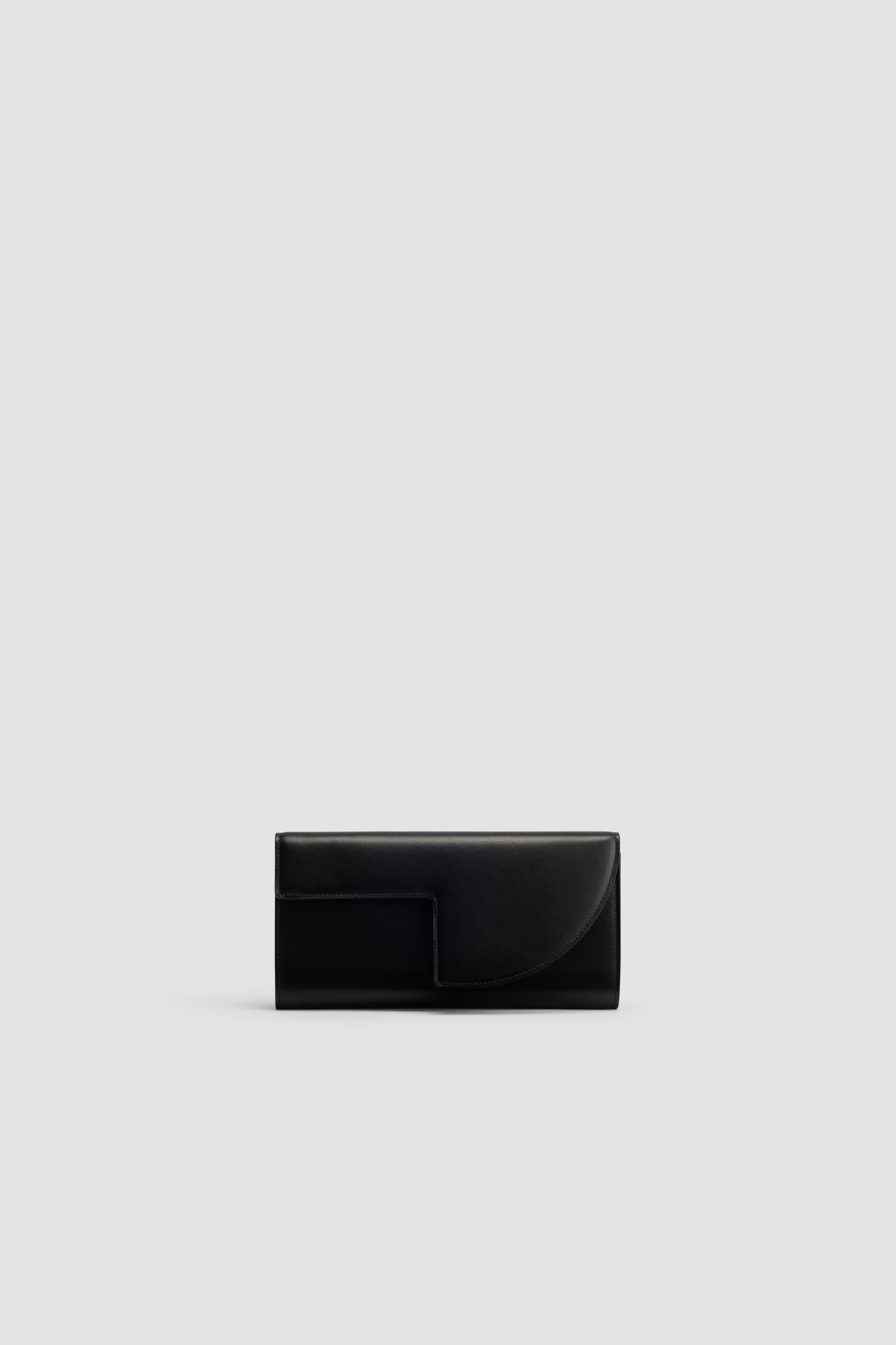 Patou - Pochette Patou à chaîne en cuir - Black - Pochette en cuir noir. Forme compacte. Bandoulière chaîne dorée. Découpe sur le devant. Fermeture à pression. Poche zippée.