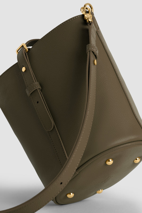 Patou - Piccola borsa a secchiello JP in pelle - Winter Moss - Borsa in pelle sgranata verde muschio. Modello piccolo. Forma a secchiello con JP in 3D sul davanti. Chiusura con cinghia. Tracolla rimovibile e regolabile. Parti metalliche oro. Piedini in metallo.