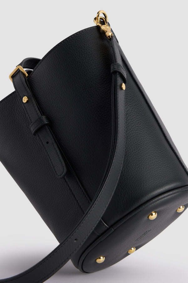 Patou - 가죽 스몰 JP 버킷 백 - Black - 블랙 컬러의 그레인드 가죽 소재. 스몰 사이즈. 폼 패딩 3D JP 모노그램이 돋보이는 앞면의 버킷 쉐입. 탭 잠금. 길이 조절 및 탈부착이 가능한 스트랩. 골드 톤 하드웨어. 바닥 보호용 메탈 장식.