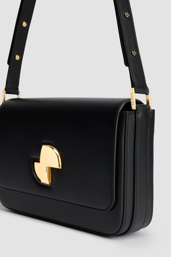 Patou - Le Classic Lock in pelle - Black - Borsa in pelle nera. Borsa da giorno classica rivisitata. Fermaglio girevole JP oro in stile Art Déco sul davanti. Tracolla regolabile che può essere indossata lunga o corta. Fodera in pelle.