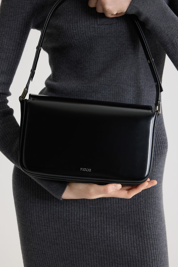 Patou - Le Classic Lock Tasche aus Leder - Black - Schwarze Handtasche aus glänzendem Leder. Klassische Tagestasche mit einem gewissen Etwas. Goldener Art déco-JP-Drehverschluss an der Vorderseite. Durch den verstellbaren Riemen kann sie kurz oder lang getragen werden. Innenfutter aus Leder.