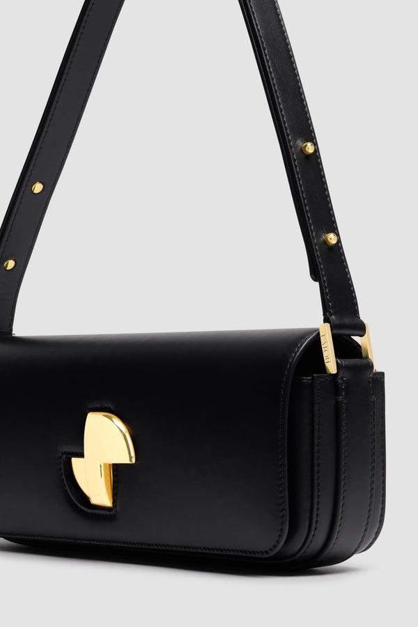 Patou - Le Lock Tasche aus Leder - Black - Schwarze Handtasche aus Glattleder. Klassische Tasche mit länglicher Form. Goldener Art déco-JP-Drehverschluss an der Vorderseite. Durch den verstellbaren Riemen kann sie kurz oder lang getragen werden. Innenfutter aus Leder.