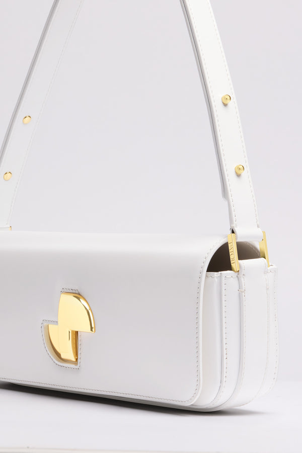 Patou - Le Lock Tasche aus Leder - White - Weiße Handtasche aus glänzendem Leder. Klassische Tasche mit länglicher Form. Goldener Art déco-JP-Drehverschluss an der Vorderseite. Durch den verstellbaren Riemen kann sie kurz oder lang getragen werden. Innenfutter aus Leder.