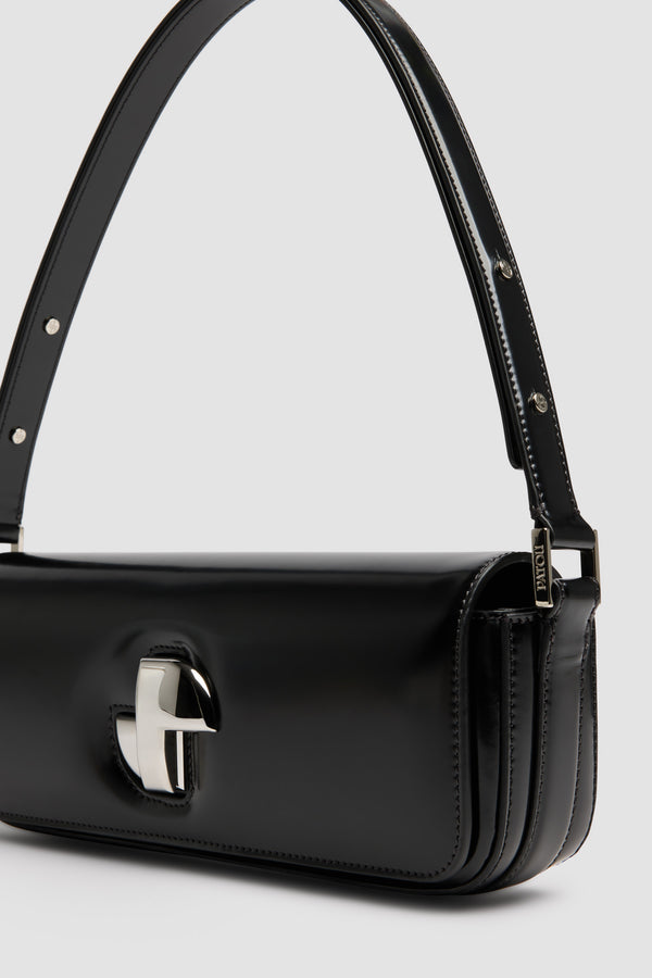 Patou - Le Lock Tasche aus Leder - Black - Schwarze Handtasche aus glänzendem Leder. Klassische Tasche mit länglicher Form. Silber Art déco-JP-Drehverschluss an der Vorderseite. Durch den verstellbaren Riemen kann sie kurz oder lang getragen werden. Innenfutter aus Leder.