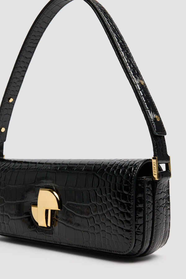 Patou - Le Lock Tasche aus Leder mit aufgeprägtem Krokodilschuppenmuster - Black - Handtasche aus Leder mit aufgeprägtem Krokodilschuppenmuster in Schwarz. Klassische Tasche mit länglicher Form. Goldener Art déco-JP-Drehverschluss an der Vorderseite. Durch den verstellbaren Riemen kann sie kurz oder lang getragen werden. Innenfutter aus Leder.