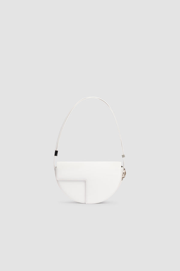 Patou - Borsa Le Patou in pelle - White Silver - Borsa Le Patou in pelle bianca. Forma a mezza luna. Tracolla regolabile e rimovibile. Chiusura con patta e monogramma JP argentato.