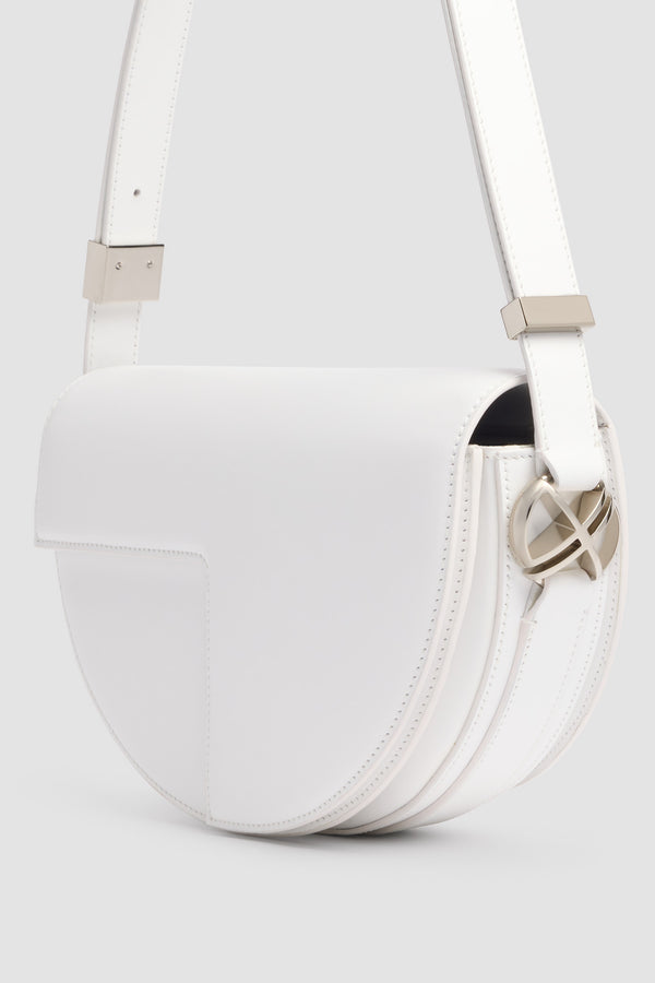 Patou - Borsa Le Patou in pelle - White Silver - Borsa Le Patou in pelle bianca. Forma a mezza luna. Tracolla regolabile e rimovibile. Chiusura con patta e monogramma JP argentato.