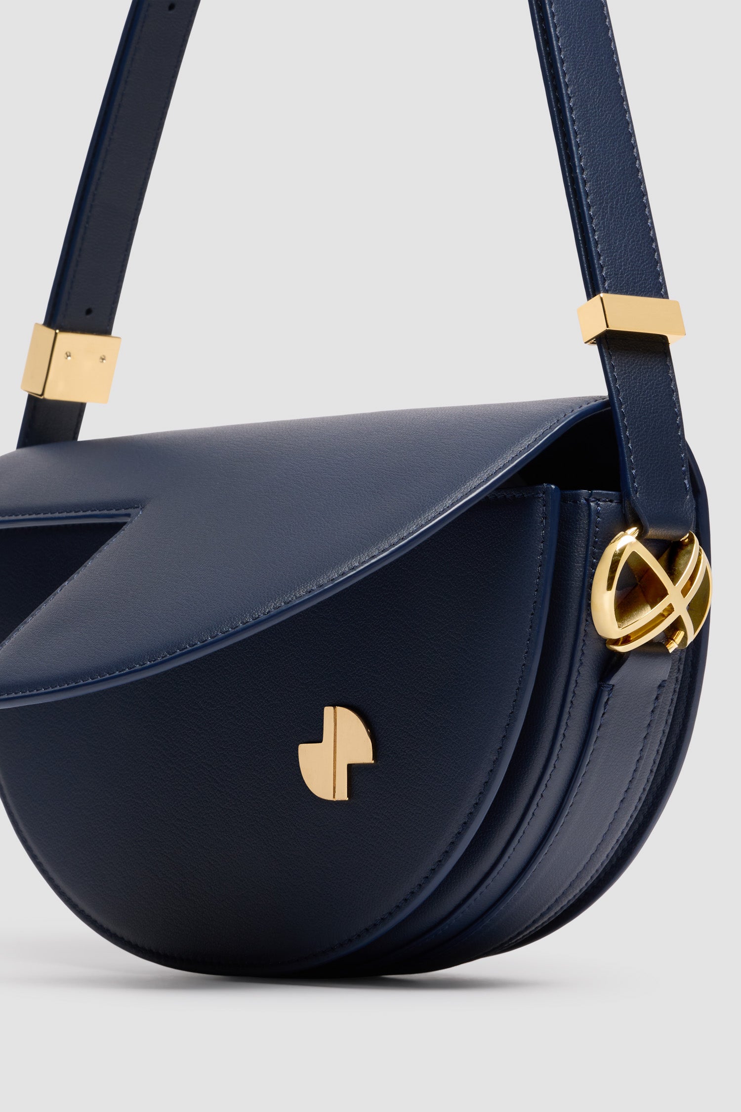 PATOU*スタイリッシュなデザインが魅力*レザー Le Patou バッグ PATOU*スタイリッシュなデザインが魅力*レザー Le Patou バッグ