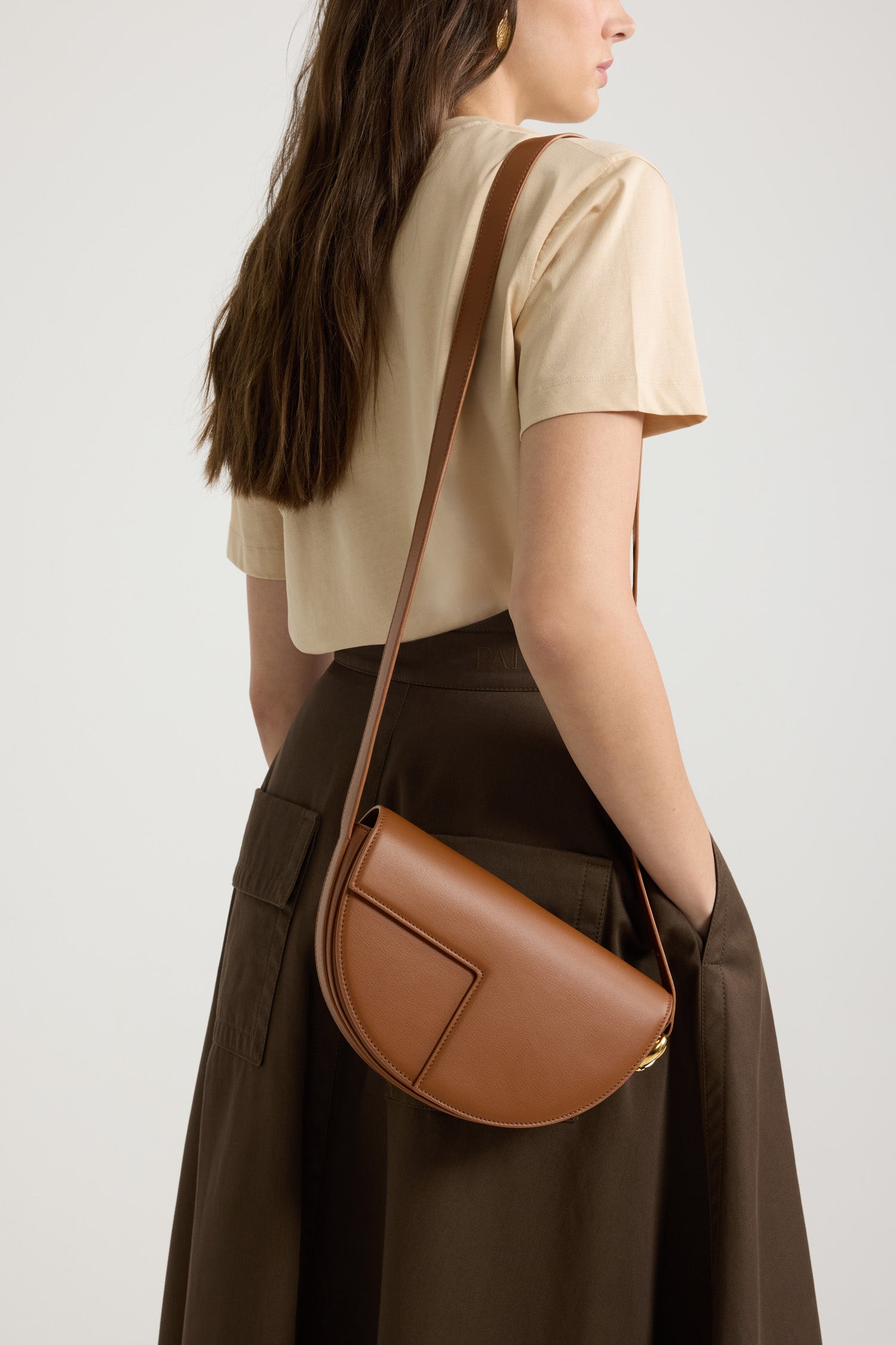 Patou - Le Patou Tasche aus Leder - Caramel - Karamellfarbene Handtasche aus glänzendem Leder. Gefertigt aus einzigartigen Materialien, die aus unverwendeten hochwertigen Lederhäuten gewonnen wurden. Halbkreis-Format mit geometrischen, vom JP-Monogramm inspirierten Cut-Outs. Goldfarbene Metallelemente mit JP-Monogramm-Detail an der Seite. Verstellbarer Riemen zum Tragen über der Schulter, diagonal am Körper oder in der Hand. Magnetverschluss mit goldfarbenem JP-Detail. Mehrere Fächer auf der Innenseite.Maße: 25 cm (Länge), 15 cm (Höhe), 6 cm (Tiefe)3 Längen für den verstellbaren Riemen: 47 cm (zum Tragen über der Schulter), 36 cm (zum Tragen diagonal am Körper), 28 cm (zum Tragen in der Hand)