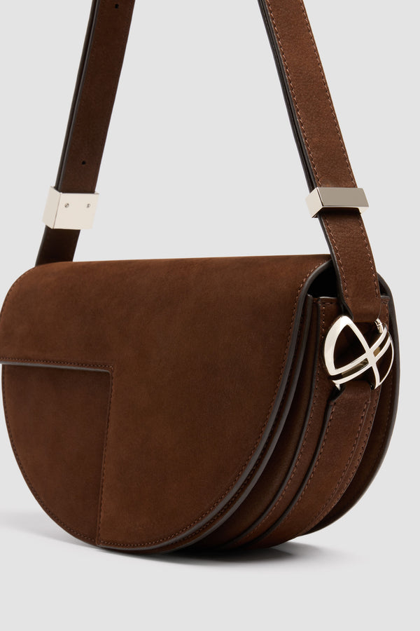 Patou - Borsa Le Patou in nabuk - Smoked Ebony - Borsa in nabuk Smoked Ebony. Forma a mezzaluna con tagli geometrici ispirati al monogramma JP. Pezzi in metallo oro con monogramma JP sul lato. Tracolla regolabile che consente di portare la borsa a spalla, a bandoliera o a mano. Chiusura magnetica con dettaglio JP oro. Compartimenti interni multipli.Dimensioni: 25 cm (lunghezza), 15 cm (altezza), 6 cm (larghezza)Tracolla regolabile con tre lunghezze: 47 cm (sulla spalla), 36 cm (crossbody), 28 cm (a mano)