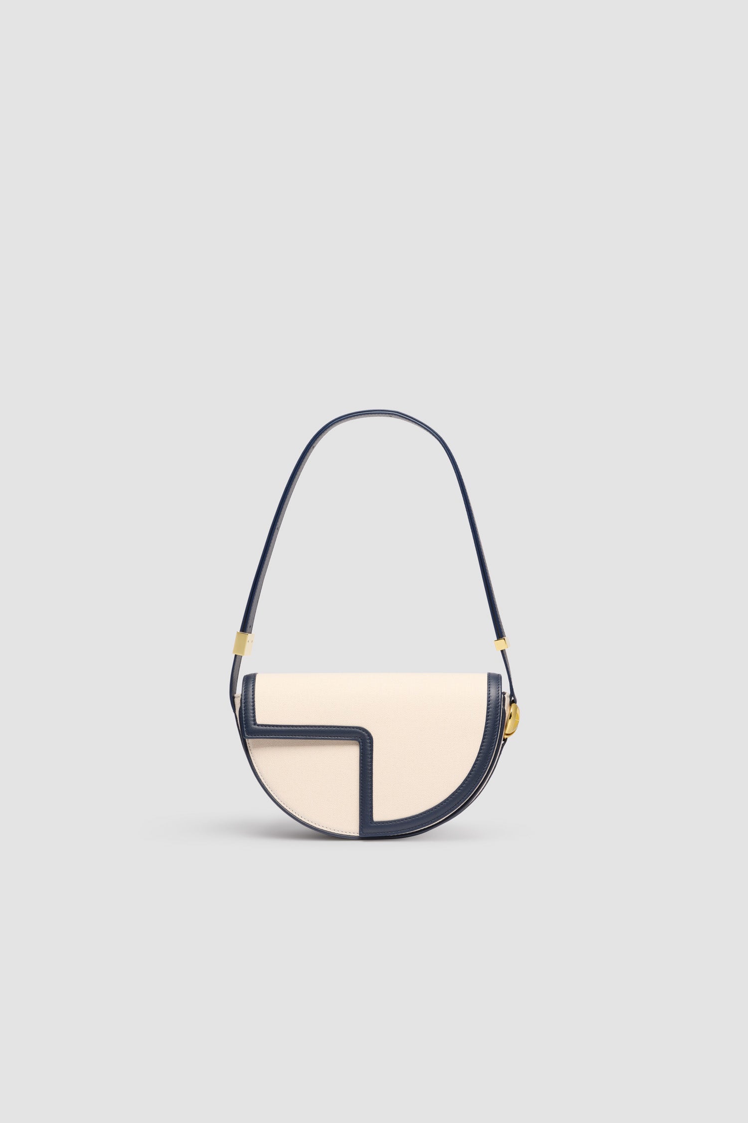Patou - Le Patou Tasche aus Leder und Canvas - Navy Black - Handtasche aus schwarzblauem Leder und natürlichem Baumwollcanvas. Halbkreis-Format mit geometrischen, vom JP-Monogramm inspirierten Cut-Outs. Goldfarbene Metallelemente mit JP-Monogramm-Detail an der Seite. Verstellbarer Riemen zum Tragen über der Schulter, diagonal am Körper oder in der Hand. Magnetverschluss mit goldfarbenem JP-Detail. Mehrere Fächer auf der Innenseite.Maße: 25 cm (Länge), 15 cm (Höhe), 6 cm (Tiefe)3 Längen für den verstellbaren Riemen: 47 cm (zum Tragen über der Schulter), 36 cm (zum Tragen diagonal am Körper), 28 cm (zum Tragen in der Hand)