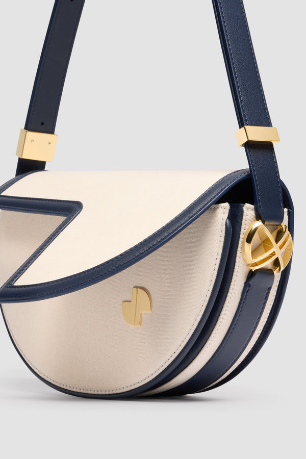 Patou - Borsa Le Patou in pelle e cotone - Navy Black - Borsa in pelle blu nero e cotone naturale. Forma a mezzaluna con tagli geometrici ispirati al monogramma JP. Pezzi in metallo oro con dettaglio JP ispirato a una spilla dell&#39;archivio Jean Patou. Tracolla regolabile che permette di indossarla in più modi: in spalla, crossbody o a mano. Chiusura magnetica con dettaglio JP oro. Compartimenti interni multipli. Dimensioni : lunghezza: 25 cm; altezza: 15 cm; larghezza: 6 cmTracolla regolabile con tre lunghezze: 47 cm (sulla spalla), 36 cm (crossbody), 28 cm (a mano)