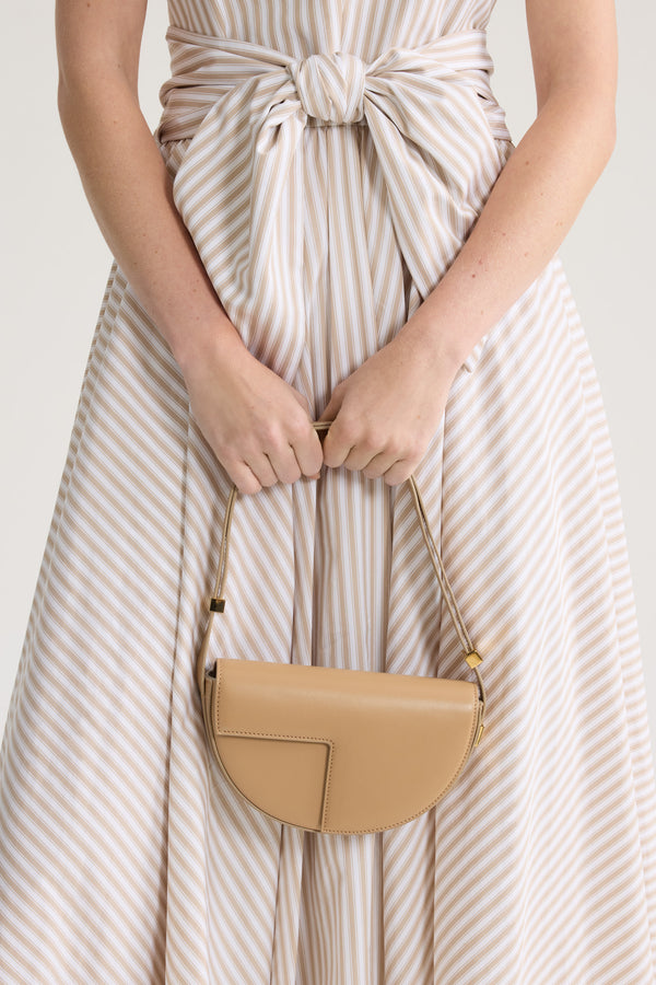 Patou - Borsa Le Petit Patou in pelle - Sand - Borsa Le Petit Patou in pelle color sabbia. Forma a mezza luna. Manico regolabile e rimovibile. Chiusura con patta e monogramma JP dorato.