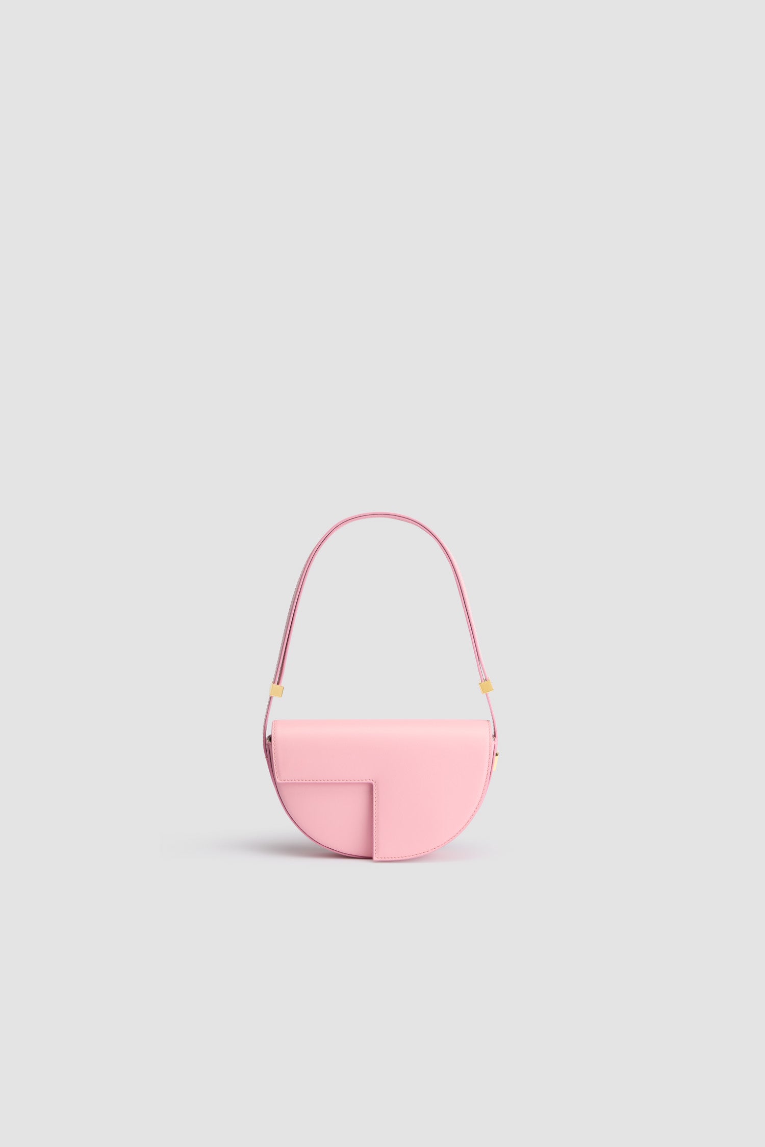 Patou - Borsa Le Petit Patou in pelle - Rosebloom Pink - Borsa in pelle rosa. Forma a mezzaluna con tagli geometrici ispirati al monogramma JP. Dettaglio in metallo oro inciso Patou al lato. Tracolla regolabile che permette di indossarla in più modi: in spalla, crossbody o a mano. Chiusura magnetica con dettaglio JP oro. Fodera ecosostenibile.Dimensioni : lunghezza: 20 cm; altezza: 13 cm; larghezza: 5 cm