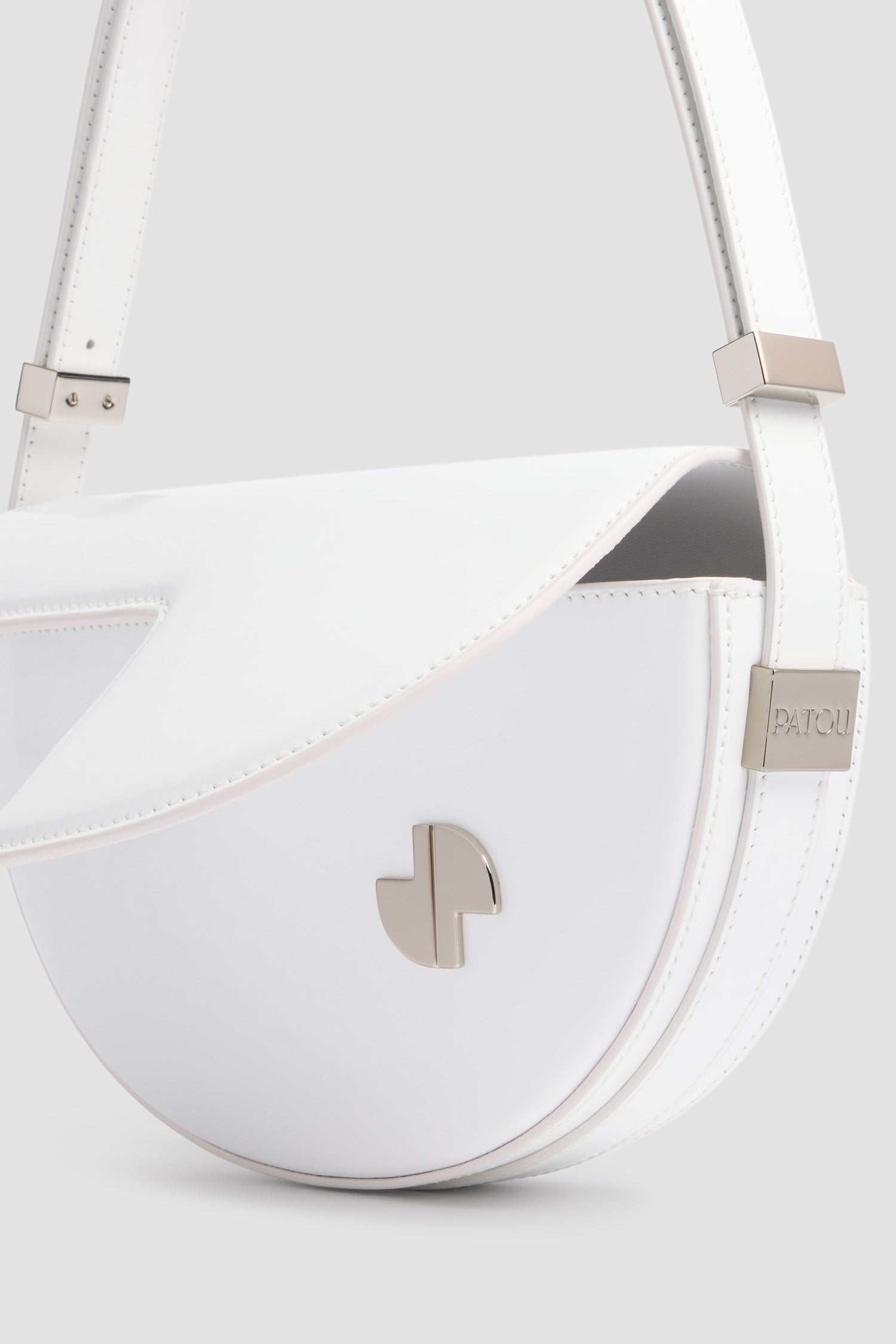 Patou - Le Petit Patou Ledertasche - White Silver - Le Petit Patou Tasche aus weißem Leder. Halbmondform. Verstellbarer und abnehmbarer Griff. Überschlag mit silbernem JP-Monogramm.