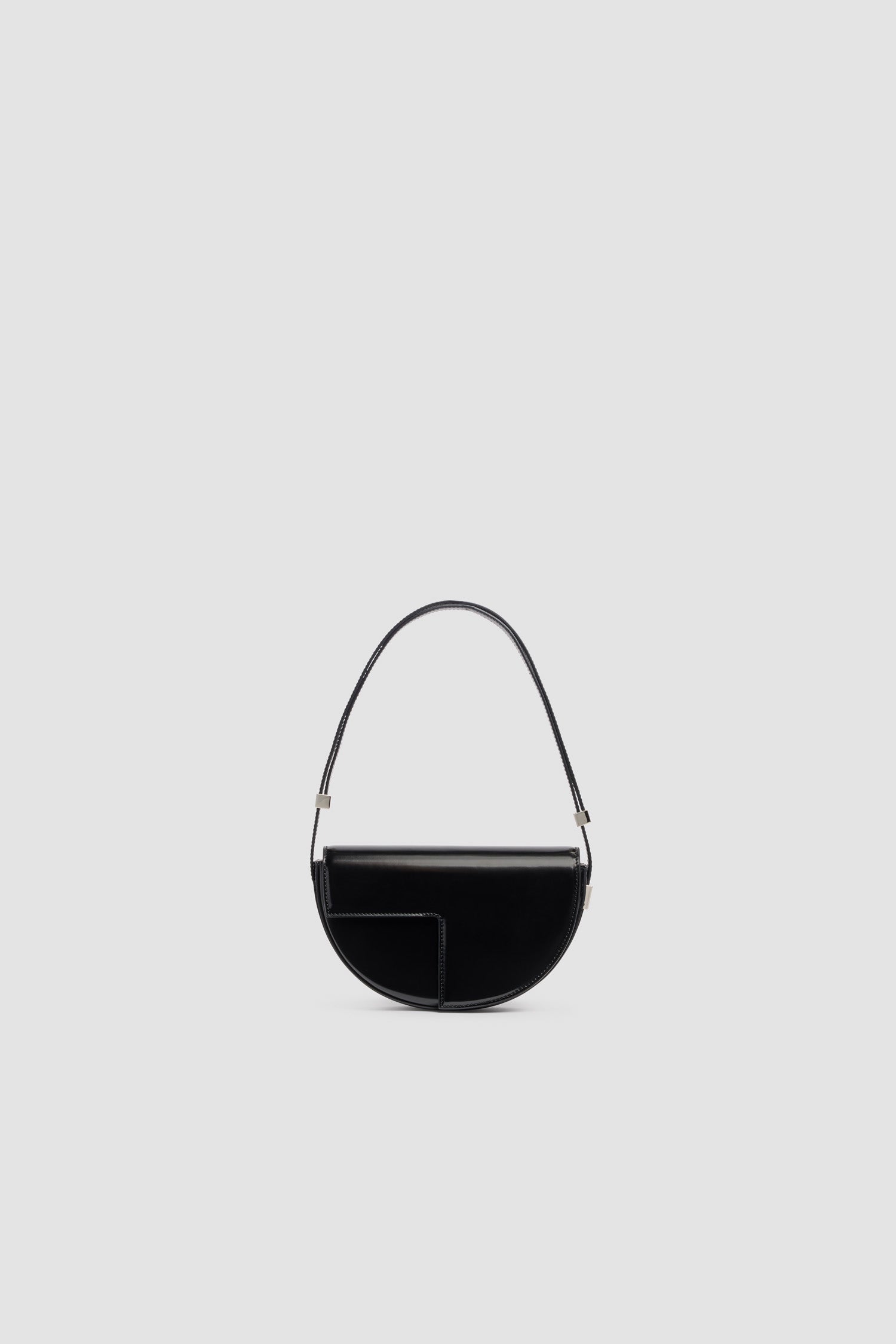 Patou - Le Petit Patou Ledertasche - Black Silver - Le Petit Patou Tasche aus schwarzem Leder. Halbmondform. Verstellbarer und abnehmbarer Griff. Überschlag mit silbernem JP-Monogramm.