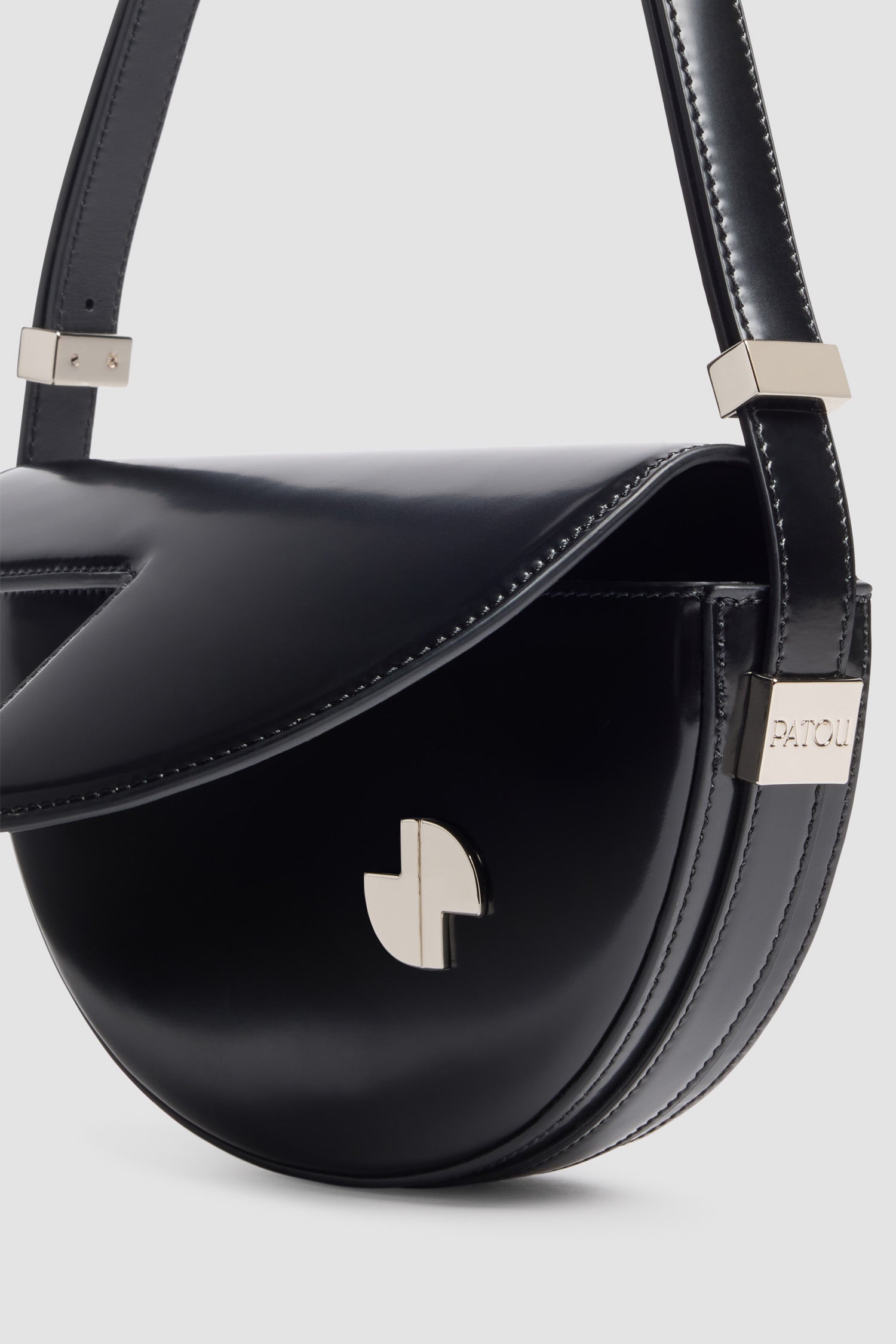Patou - Le Petit Patou Ledertasche - Black Silver - Le Petit Patou Tasche aus schwarzem Leder. Halbmondform. Verstellbarer und abnehmbarer Griff. Überschlag mit silbernem JP-Monogramm.