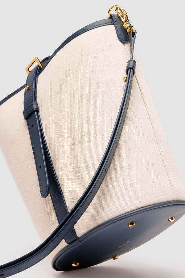 Patou - 가죽 및 캔버스 소재 미디엄 JP 버킷 백 - Navy Black - 네이비 블랙 가죽 및 천연 코튼 캔버스 핸드백. 사용되지 않은 가죽 하이드로 만든 특수 소재만을 사용하여 제작된 백. 미디엄 사이즈. 폼 패딩 3D JP 모노그램이 돋보이는 앞면의 버킷 쉐입. 스터드 클로저가 있는 탭 잠금장치. 길이 조절 및 탈부착이 가능한 스트랩. 골드 톤 하드웨어. 바닥 보호용 메탈 장식. 베이스의 골드 엠보싱 파투 로고 장식.