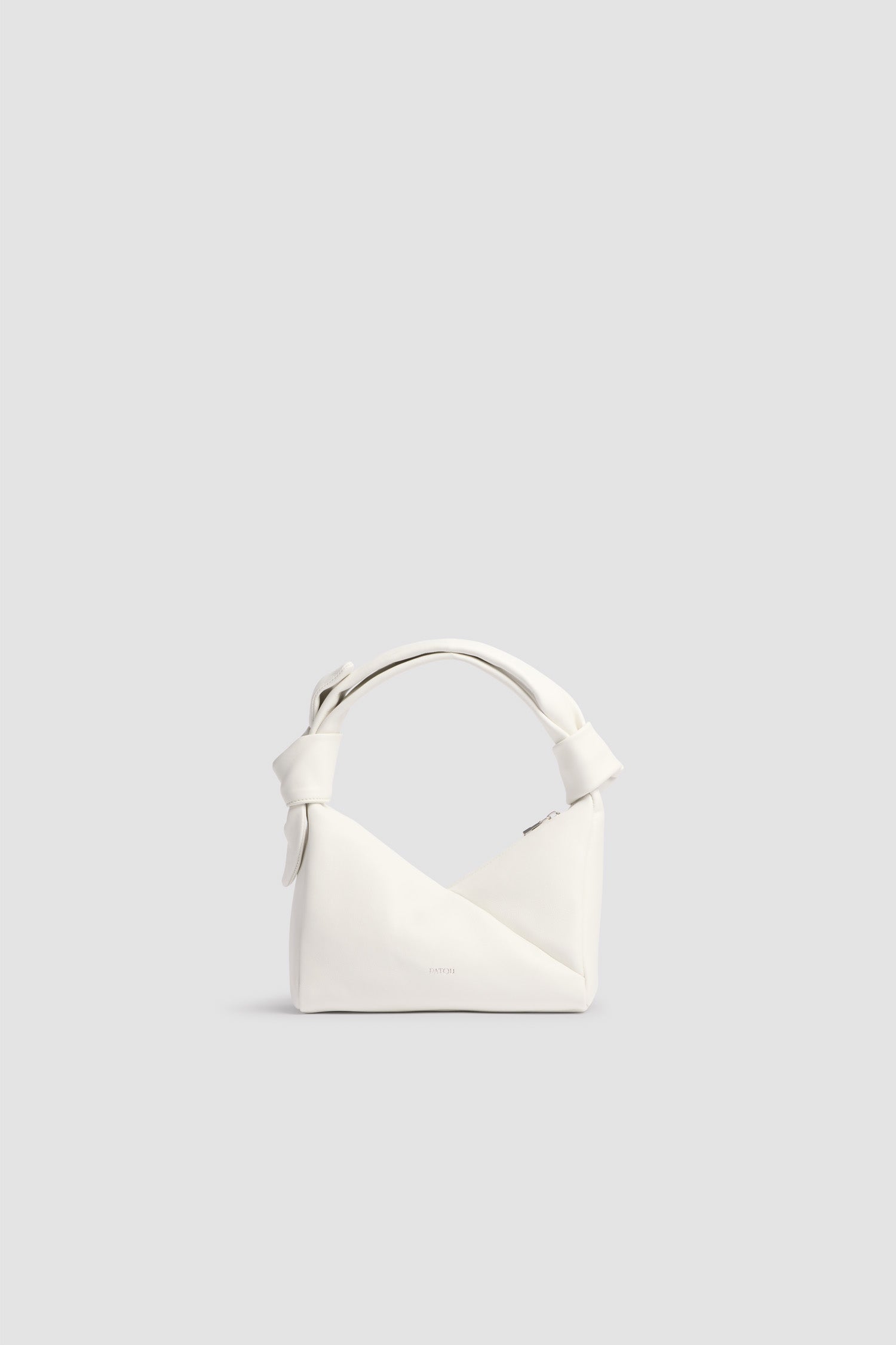 Patou - Borsa in pelle - White Silver - Borsa in pelle bianca. Forma triangolare. Manico annodato. Chiusura laterale con zip.