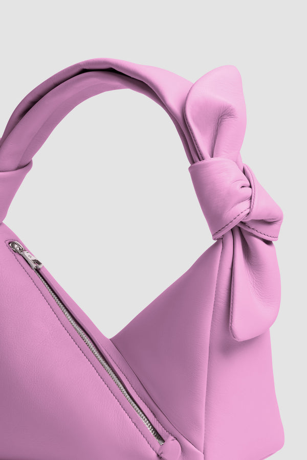 Patou - Sac en cuir - Candy Pink - Sac en cuir rose. Forme triangulaire. Poignée nouée. Fermeture zippée latérale.