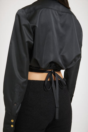 Camicia corta con ritagli in raso sostenibile