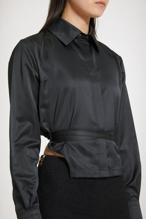 Camicia corta con ritagli in raso sostenibile